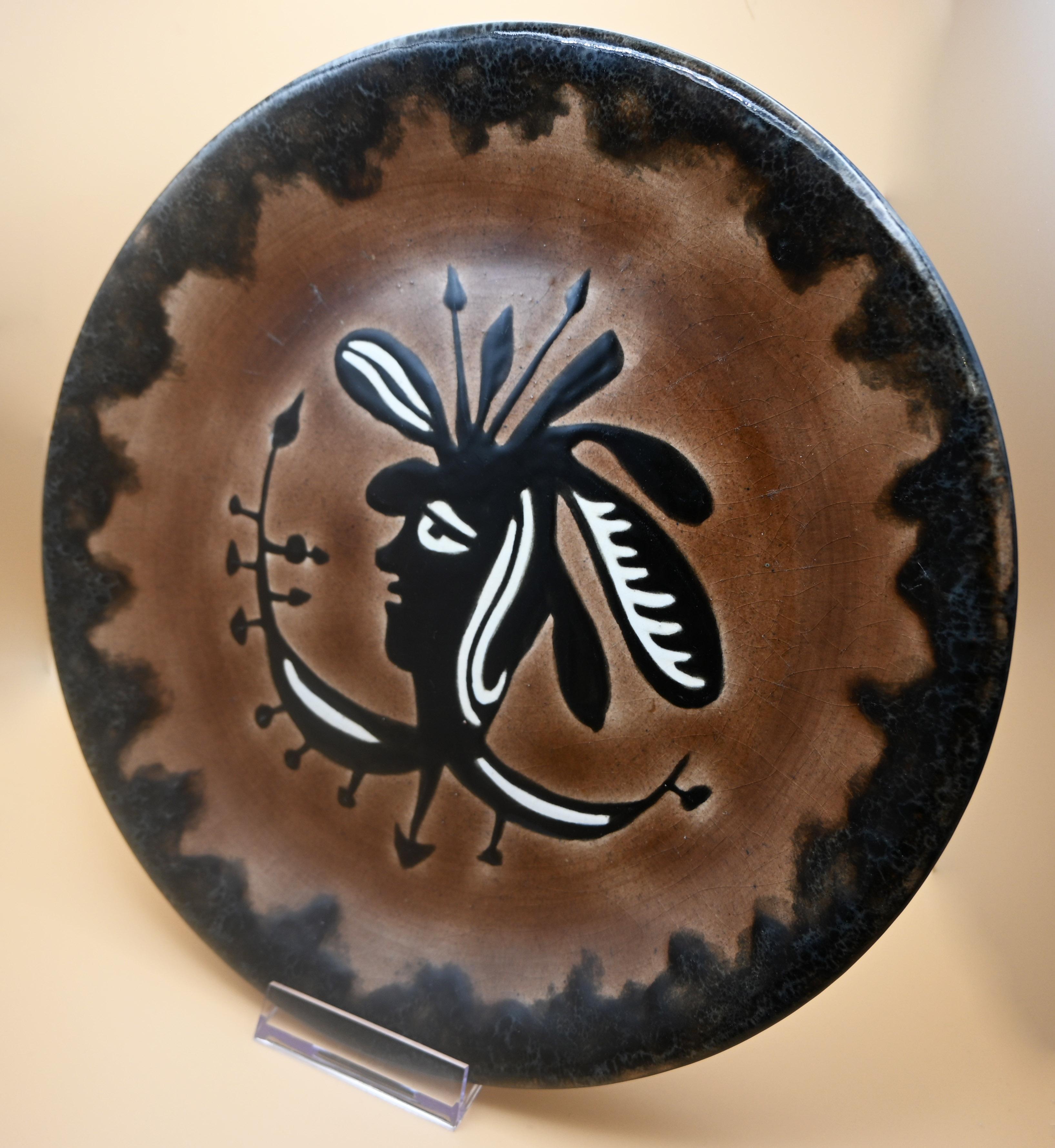 Características generales:

Tipo de objeto: Plato decorativo o de presentación.
Artista: Jean Lurçat (1892-1966), artista francés conocido por sus tapices, cerámicas y carteles.
Fabricante: Sant Vicens, alfarería situada en Perpiñán, que colaboró