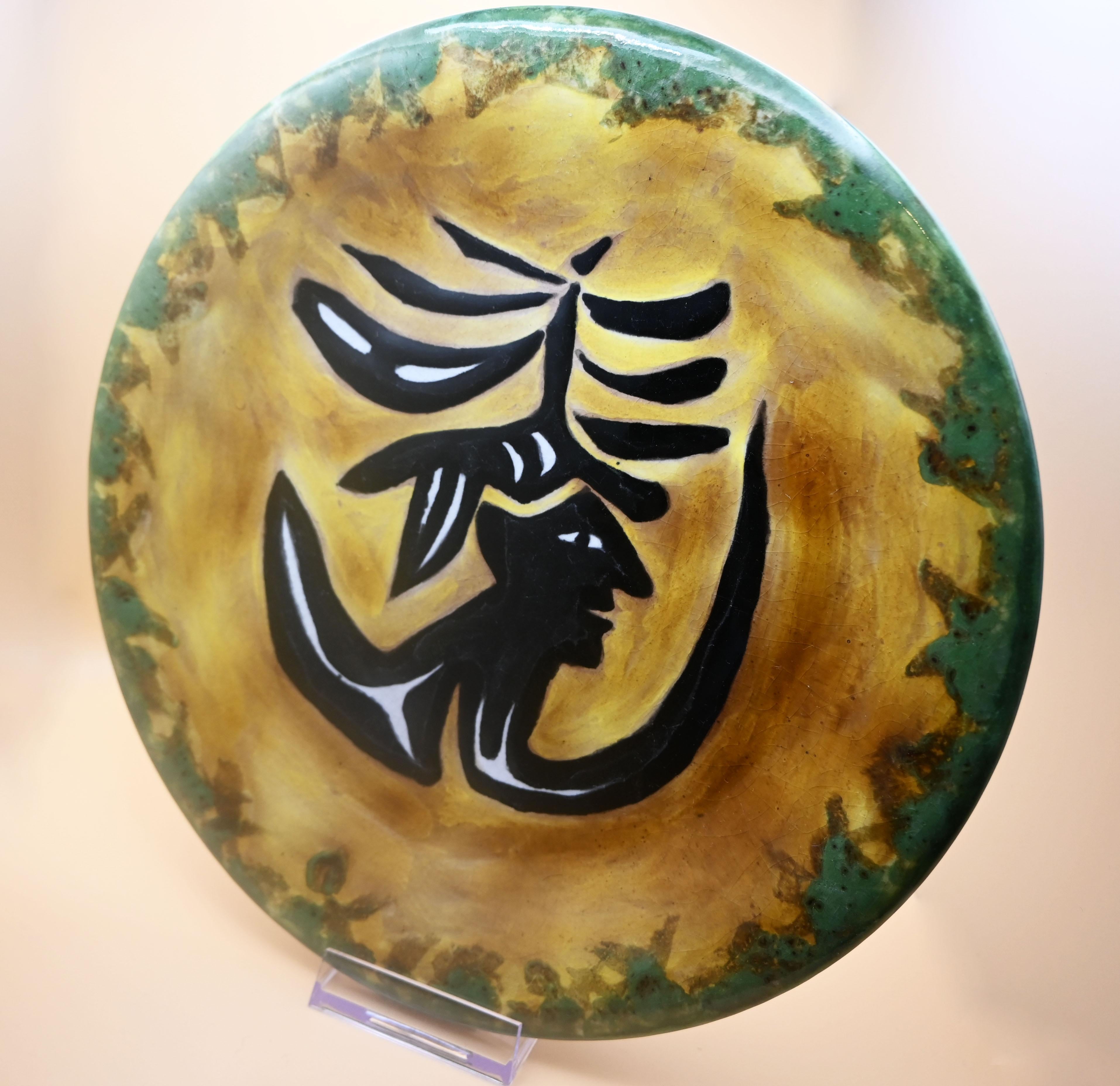 Características generales:

Tipo de objeto: Plato decorativo o de presentación.
Artista: Jean Lurçat (1892-1966), artista francés conocido por sus tapices, cerámicas y carteles.
Fabricante: Sant Vicens, alfarería situada en Perpiñán, que colaboró