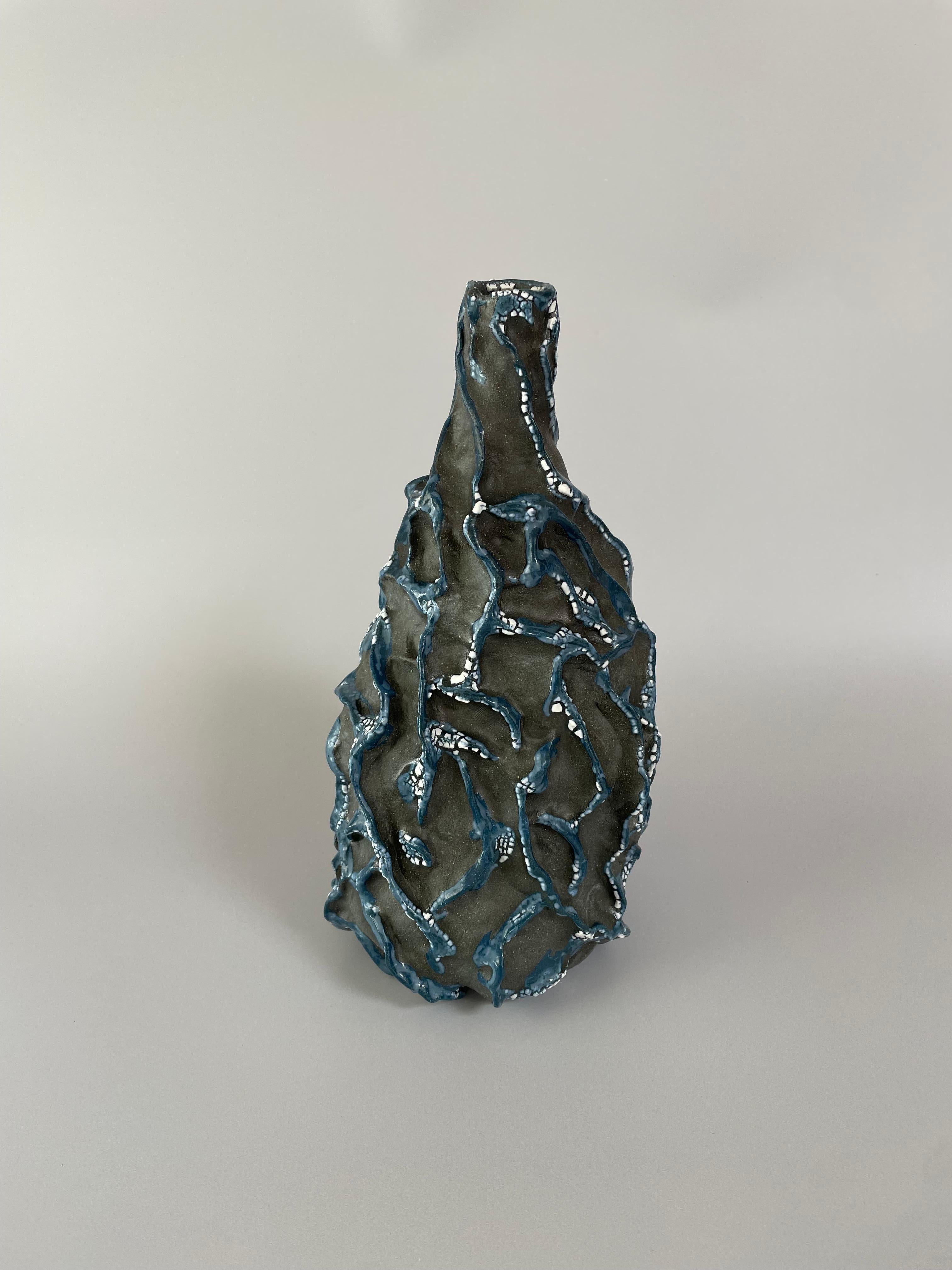 Dieses Keramikgefäß kann sowohl als eigenständiges Dekorationsstück als auch als Vase verwendet werden. Ich habe dieses Stück aus einer Kombination von Porzellan-Papier-Ton und schwarzem Zobel-Ton hergestellt. Ich habe dieses Stück mit Kegel 10