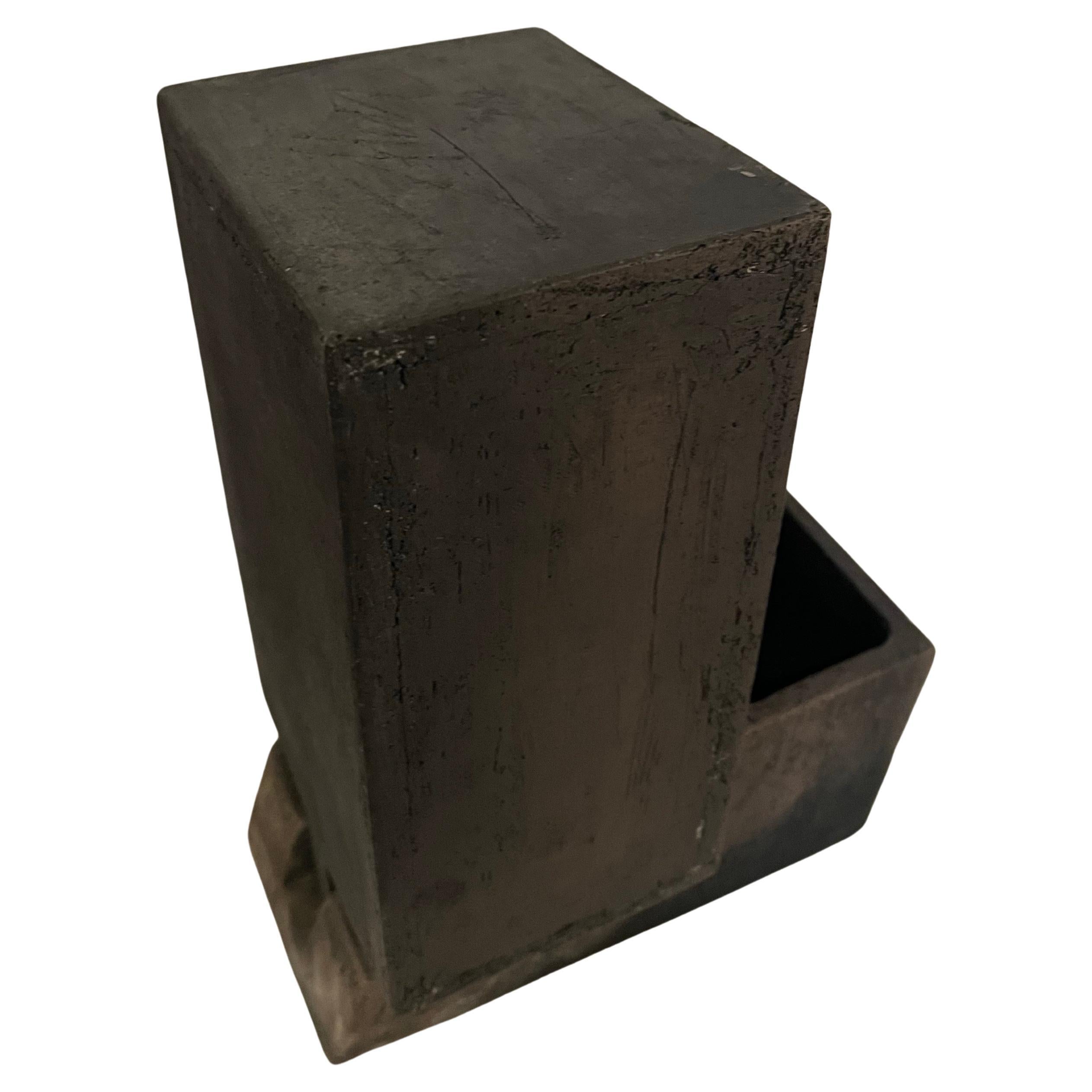 Escultura abstracta geométrica de cerámica al carbón de Hun-Chung Lee, Corea, firmada y fechada en 1990. Pieza muy rara 2 partes un cubo se asienta sobre la base.