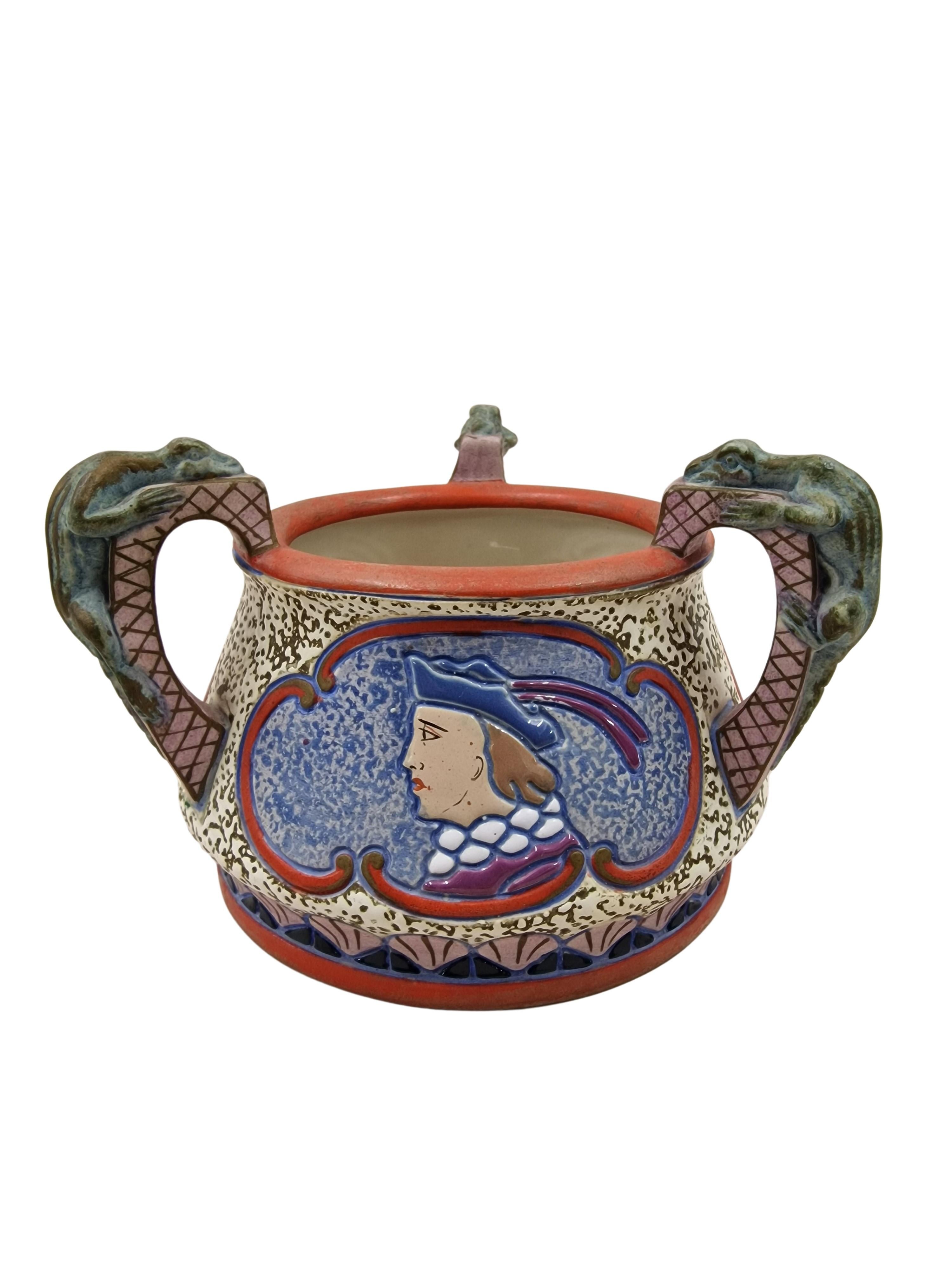 Sehr seltenes literarisches Keramikobjekt der bekannten Firma Amphora aus Bohemia, Tschechische Republik, hergestellt in der Zeit des Art Deco um 1920.

Die drei Musketiere des bekannten Romans von Alexandre Dumas aus dem Jahr 1844 sind in 3