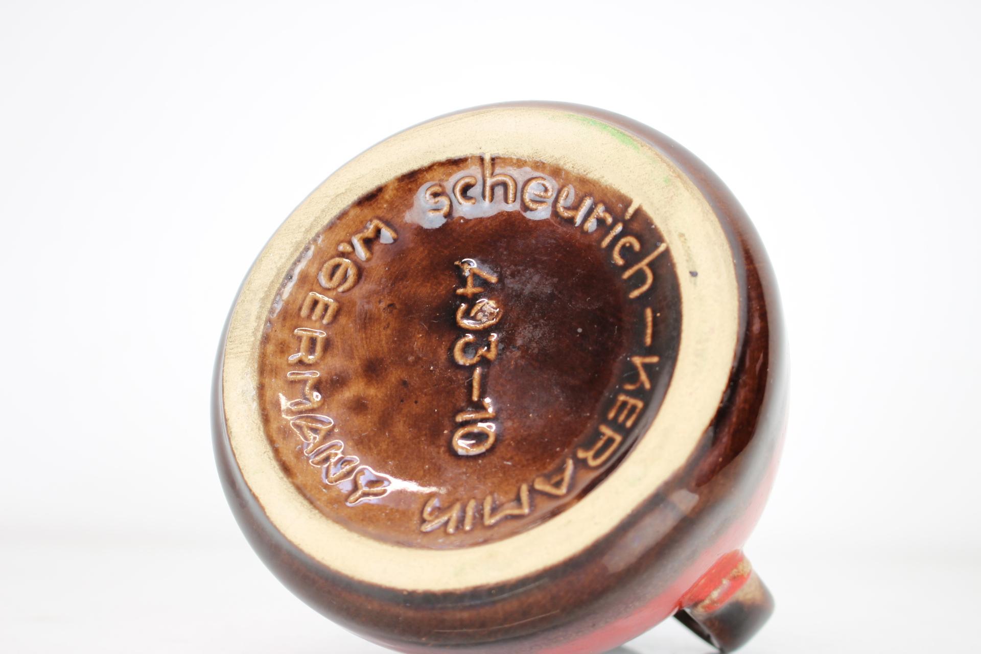 Pot en céramique vintage, par Scheurich, en Allemagne de l'Ouest, dans les années 1930.
Fabriqué en céramique.
Repolies et nettoyées, elles ne présentent pratiquement aucun signe d'utilisation.
En état original.