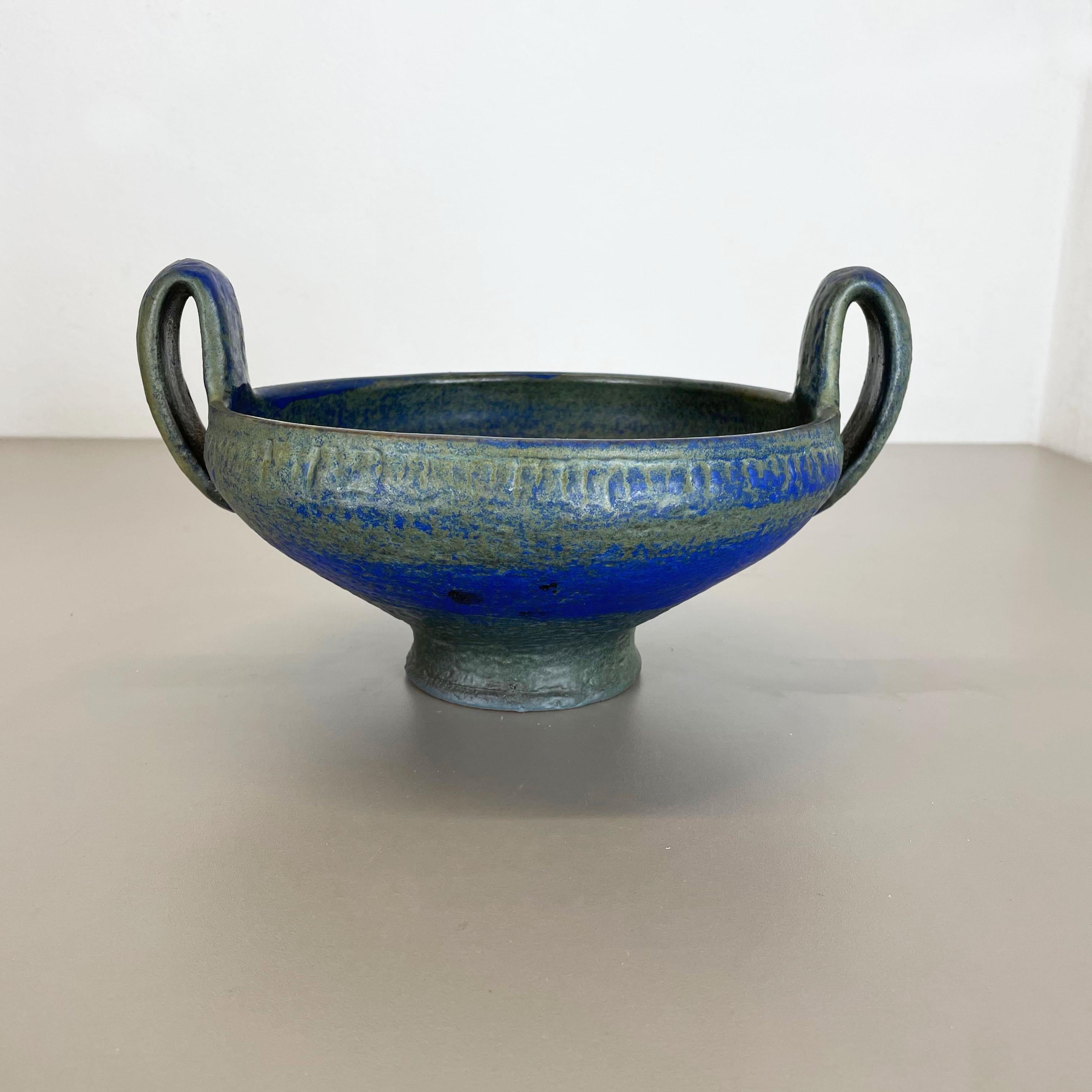 Article:

Pottery ceramic shell bowl element


Producer:

Karlsruher Majolika, Germany


Decade:

1950s





Original vintage 1950s pottery ceramic shell bowl in Germany. High quality German production with a nice strong blue and