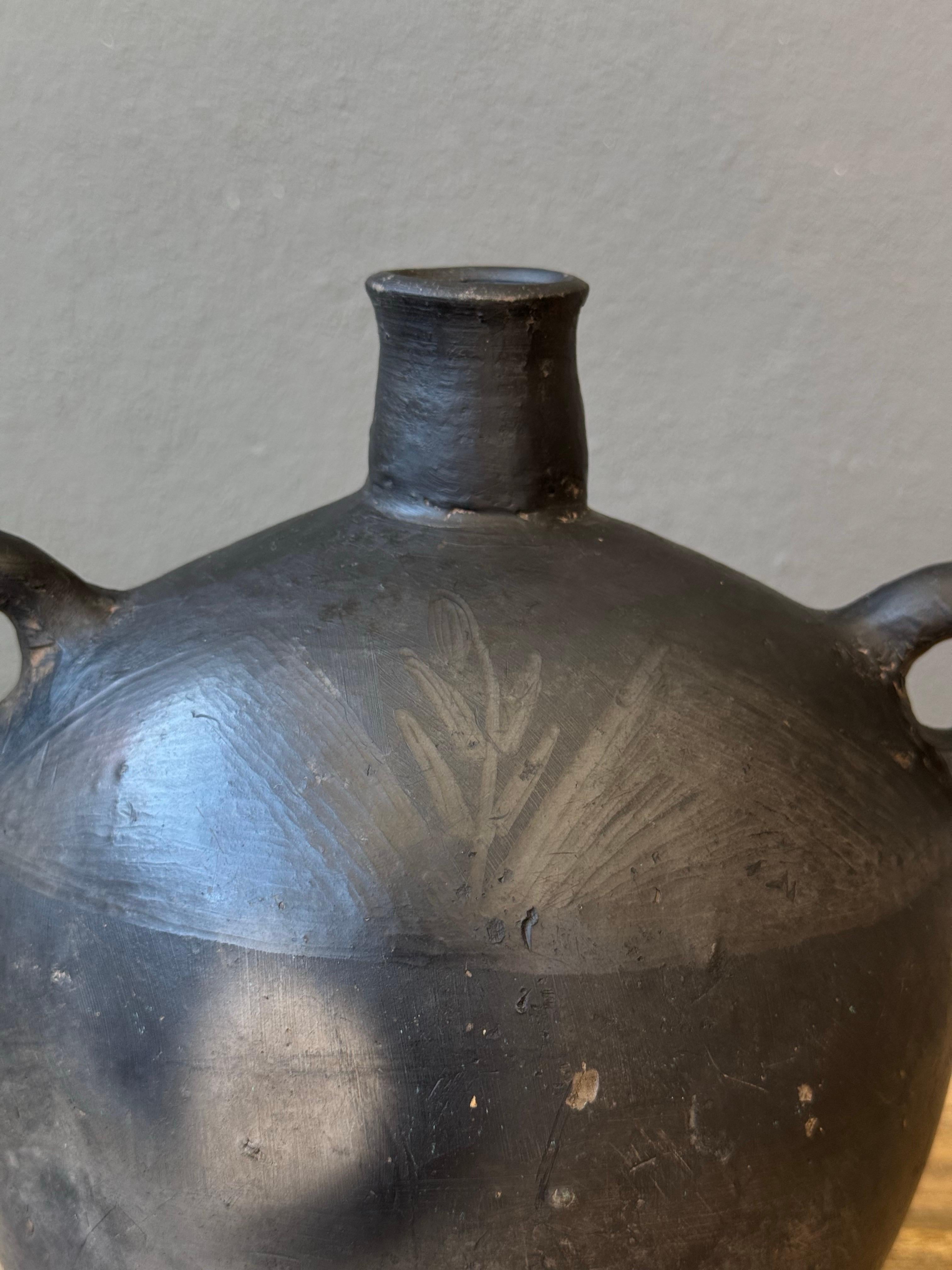 Gourde à pulque / mezcal en céramique de Coyotepec, Oaxaca, vers les années 1950, présentant un motif d'agave sur la face avant. La cantine a été fabriquée à la main avec de l'argile noire de San Bartolo Coyotepec. Pièce extrêmement rare et en