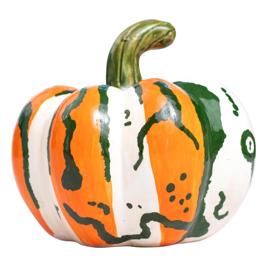 Questa deliziosa zucca in ceramica, realizzata da Love Art Ceristics, mette in mostra il talento di un piccolo gruppo di artisti del Sudafrica. Realizzata nel 2024, questa scultura del raccolto autunnale presenta colori vivaci come il bianco,