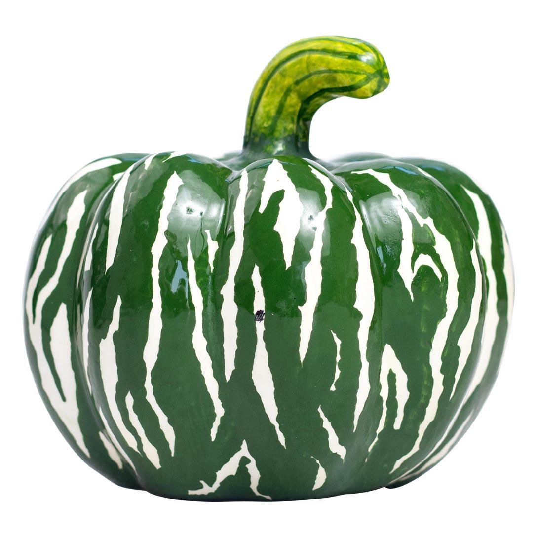 Questa graziosa zucca in ceramica, realizzata da Love Art Ceristics, è un delizioso esempio di arte di un piccolo gruppo di artisti africani in Sudafrica. Realizzata interamente a mano nel 2024, questa scultura unica è alta 5 pollici e larga 5