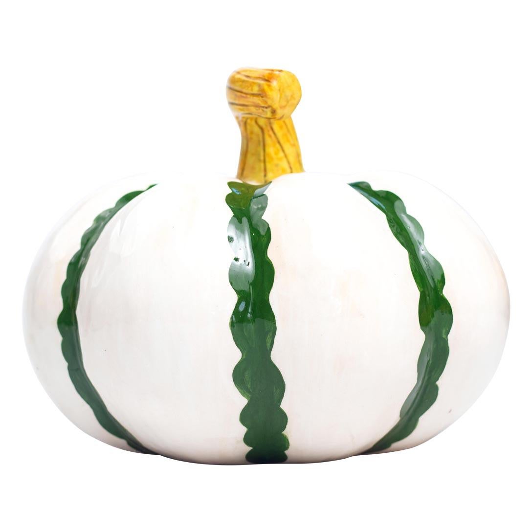 Questa splendida zucca in ceramica, realizzata da Love Art Ceramics in Sudafrica, mette in mostra il talento di due abili artisti. Realizzato interamente a mano, presenta una finitura vibrante in verde e bianco, splendidamente evidenziata da uno