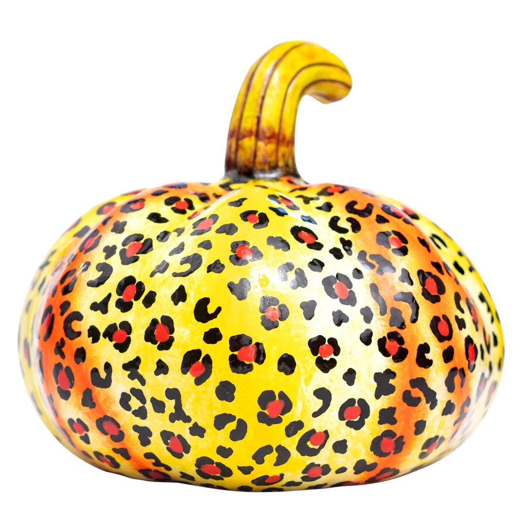 
Questa zucca in ceramica unica nel suo genere non solo mette in mostra la maestria di Love Artistics Ceramics, ma riporta anche i nomi dei due talentuosi artisti che l'hanno realizzata, insieme all'anno di creazione. Questo tocco personale ne