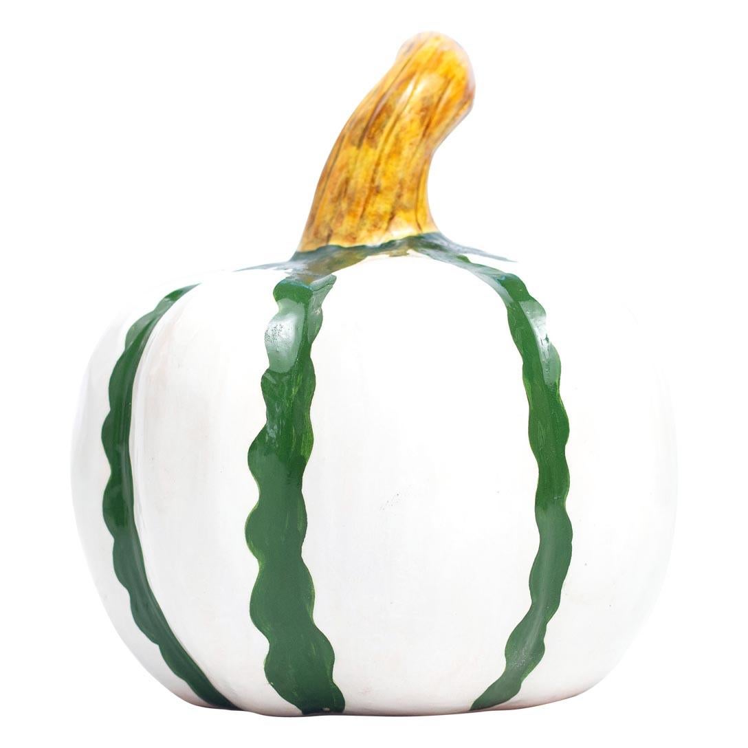 
 Questa zucca in ceramica è stata realizzata da Love Art Ceramics, un piccolo gruppo del Sudafrica che ha realizzato molti pezzi meravigliosi.  Il logo della collezione riporta i nomi dei due talentuosi artisti che l'hanno realizzata, oltre