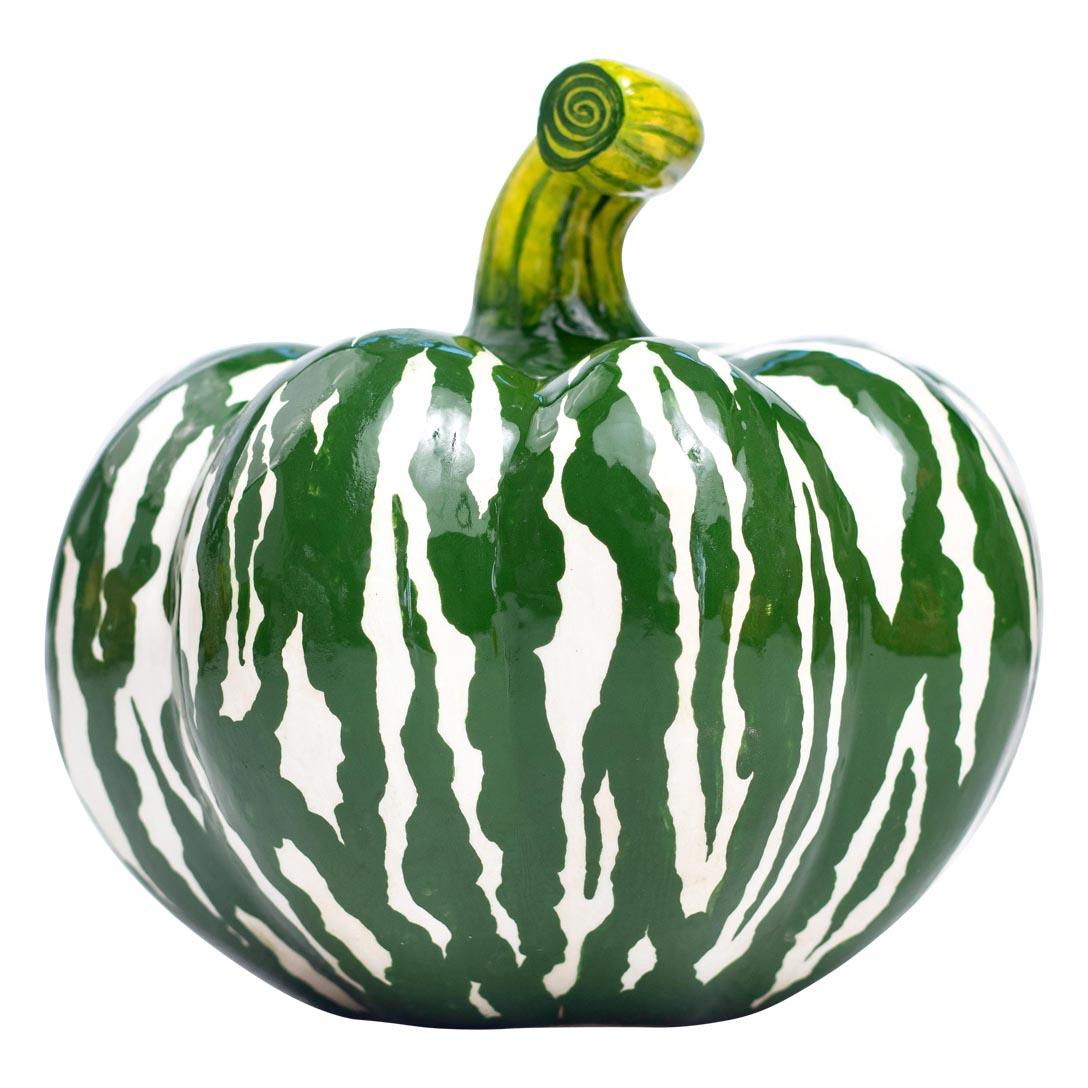 Love Art Ceramics, un talentuoso gruppo di artisti africani, ha creato questa deliziosa zucca, un pezzo unico realizzato e dipinto interamente a mano da due artisti. Caratterizzato da una splendida combinazione di colori bianco e verde, è ricoperto