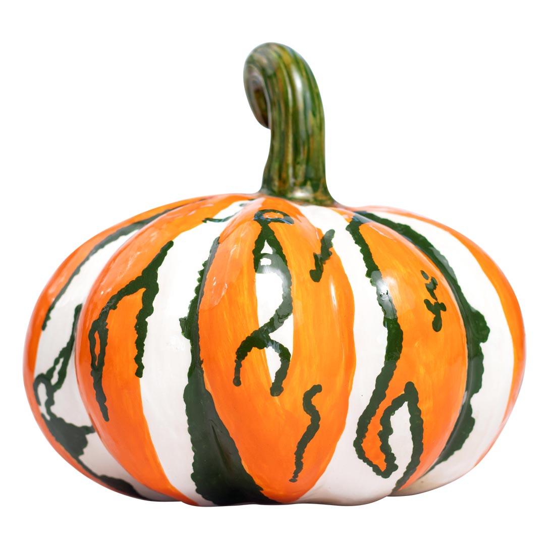 Love Art Ceramics è un talentuoso gruppo di artisti africani noti per la creazione di pezzi unici e deliziosi, tutti realizzati interamente a mano. Questa volta hanno realizzato una splendida zucca dai colori arancioni, bianchi e verdi, rifinita con