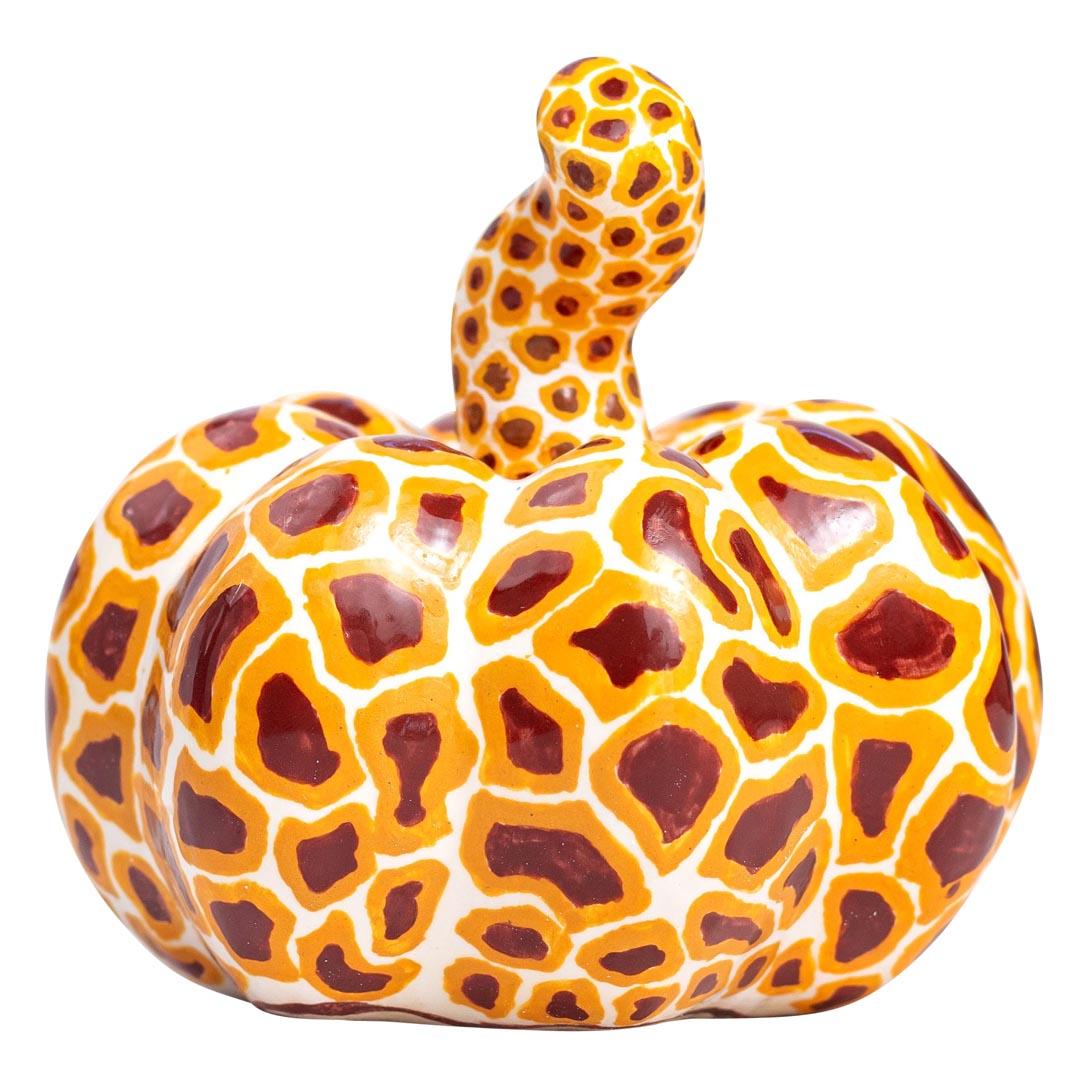 
Questa zucca in ceramica fatta a mano da Love Art Ceramics, in Sudafrica, presenta uno splendido motivo a pelle di giraffa che mette in mostra un'eccezionale abilità artigianale. Alto 4 pollici e largo 4 pollici, ha una bella finitura di smalto che