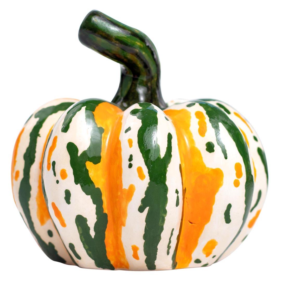 
Questa zucca in ceramica fatta a mano da Love Art Ceramics, in Sudafrica, è caratterizzata da splendidi colori arancione, verde e bianco, e mostra un'eccezionale abilità artigianale. Alto 4 pollici e largo 4 pollici, ha una bella finitura di smalto