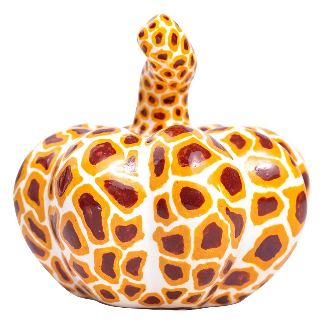 
 Love Art Ceramics, in Sudafrica, è un piccolo gruppo di artisti di talento che ha realizzato questa deliziosa zucca dai colori meravigliosi e con un motivo a pelle di giraffa e bianco, mettendo in mostra un'eccezionale abilità artigianale. Alto 4