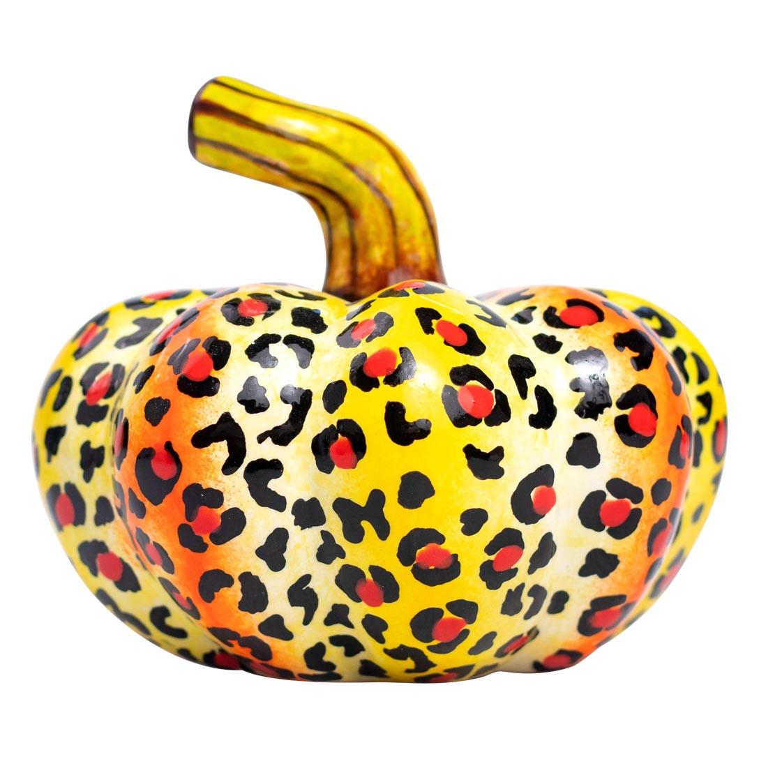 Love Art Ceramics crea pezzi unici in ceramica interamente a mano, senza l'utilizzo di stampi. Questa zucca in particolare misura 4 pollici di altezza e 4 pollici di larghezza, il che la rende un'aggiunta affascinante a qualsiasi arredamento. Ogni