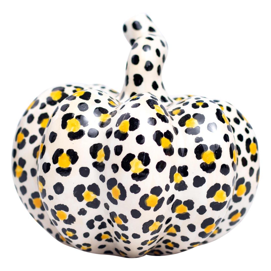 Questa graziosa zucca in ceramica di Love Art Ceramics, un piccolo gruppo di talentuosi artigiani del Sudafrica, è un delizioso esempio della loro maestria. Con un'altezza di 4 pollici e una larghezza di 4 pollici, questo pezzo è meticolosamente