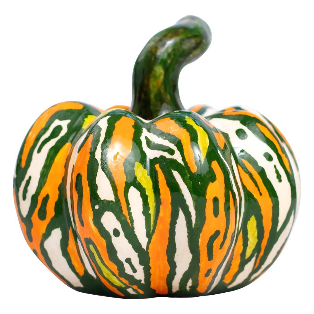 Questa zucca in ceramica fatta a mano da Love Art Ceramics in Sudafrica è una bellissima opera d'arte realizzata da un gruppo di artisti di talento. Con un'altezza di 4 pollici e una larghezza di 4 pollici, ogni zucca è realizzata e dipinta in modo