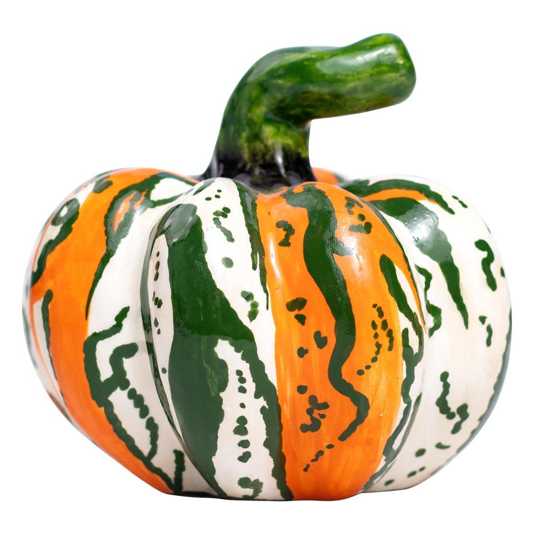 Questo unico prodotto realizzato a mano  La zucca in ceramica di Love Art Ceramics in Sudafrica è un'opera d'arte unica, realizzata interamente a mano senza l'uso di stampi. Creato da due artisti di talento, i loro nomi e l'anno sono incisi sul