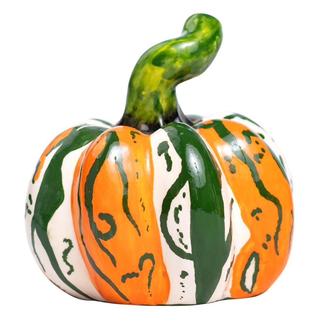 Questa scultura di zucca in ceramica è stata realizzata a mano in Sudafrica da Love Art Ceramics, uno studio noto per la creazione di bellissimi pezzi unici. Per questa stagione, si sono concentrati sulla creazione di zucche di varie dimensioni e