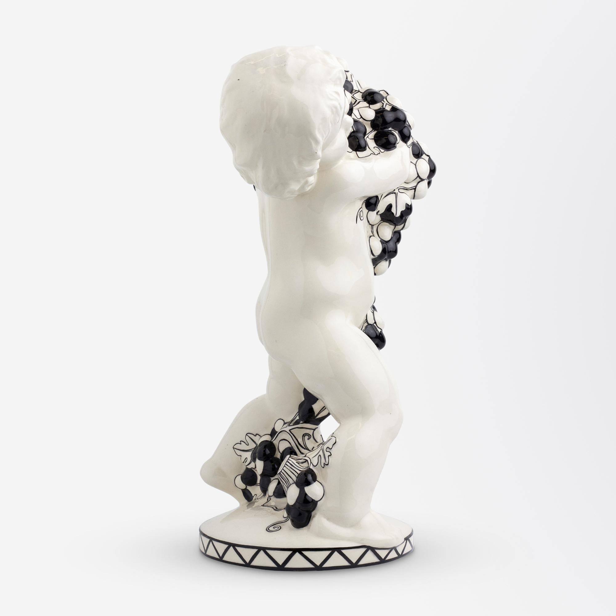 Keramische Putto „Herbst“ aus Keramik von Michael Powolny für Gmundner Keramische Werkstatte (Wiener Secession) im Angebot