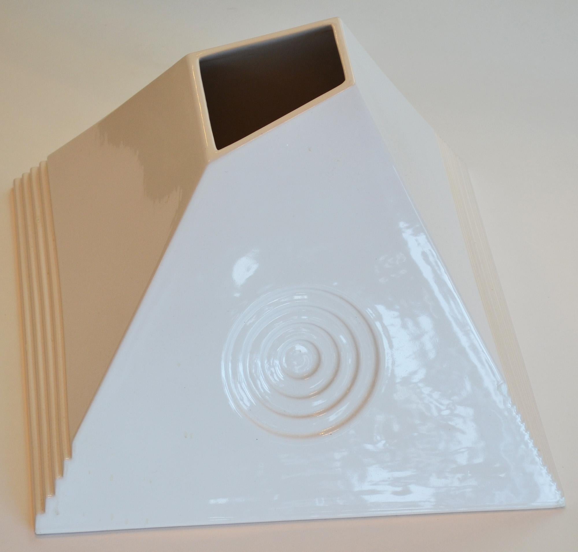 Vase pyramidal en céramique de Sergio Asti Italie signé. Vase en forme de pyramide à coupe angulaire, émaillé blanc, à décor géométrique. Signé 