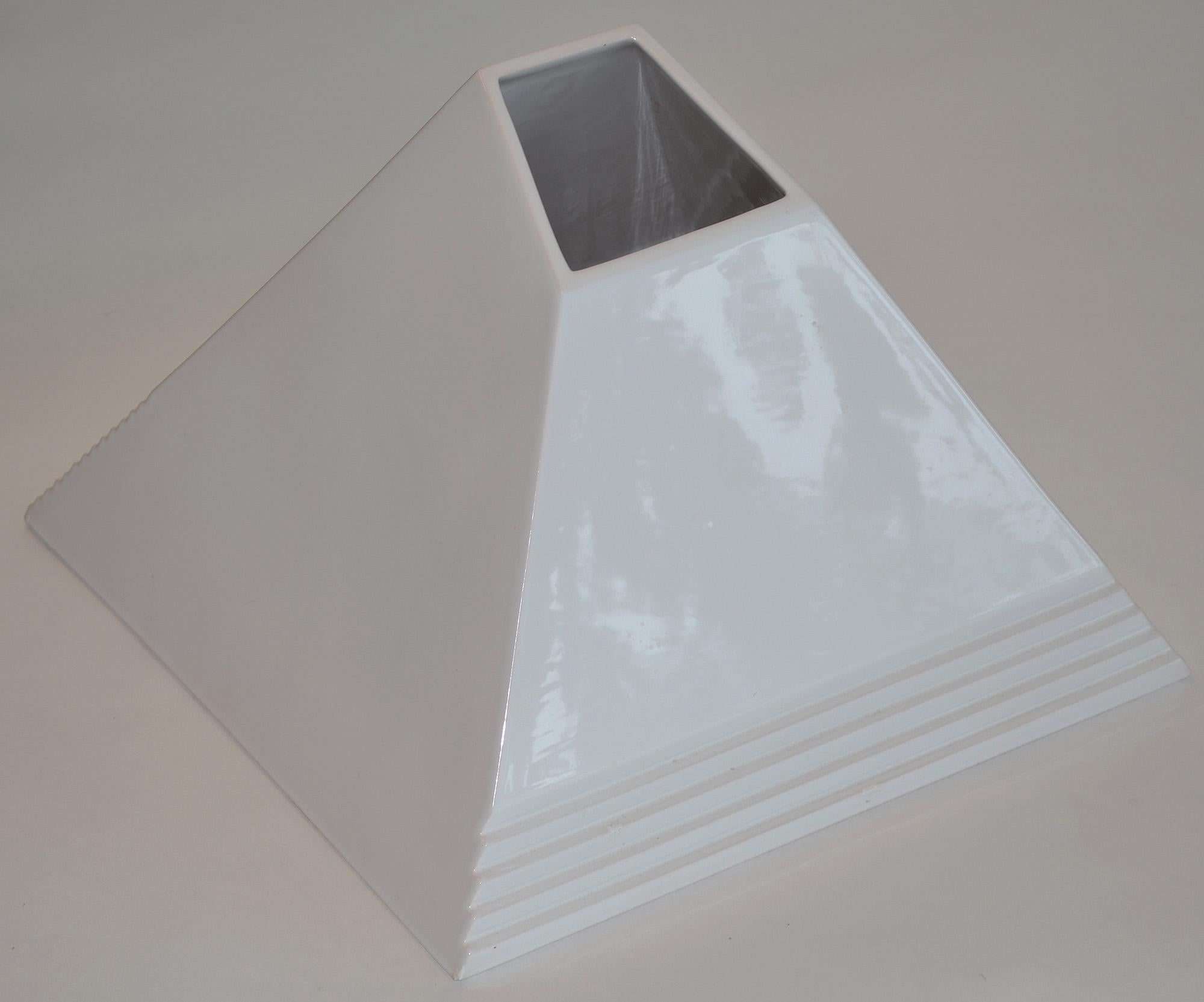 Moderne Vase pyramide en céramique signé Sergio Asti, Italie en vente