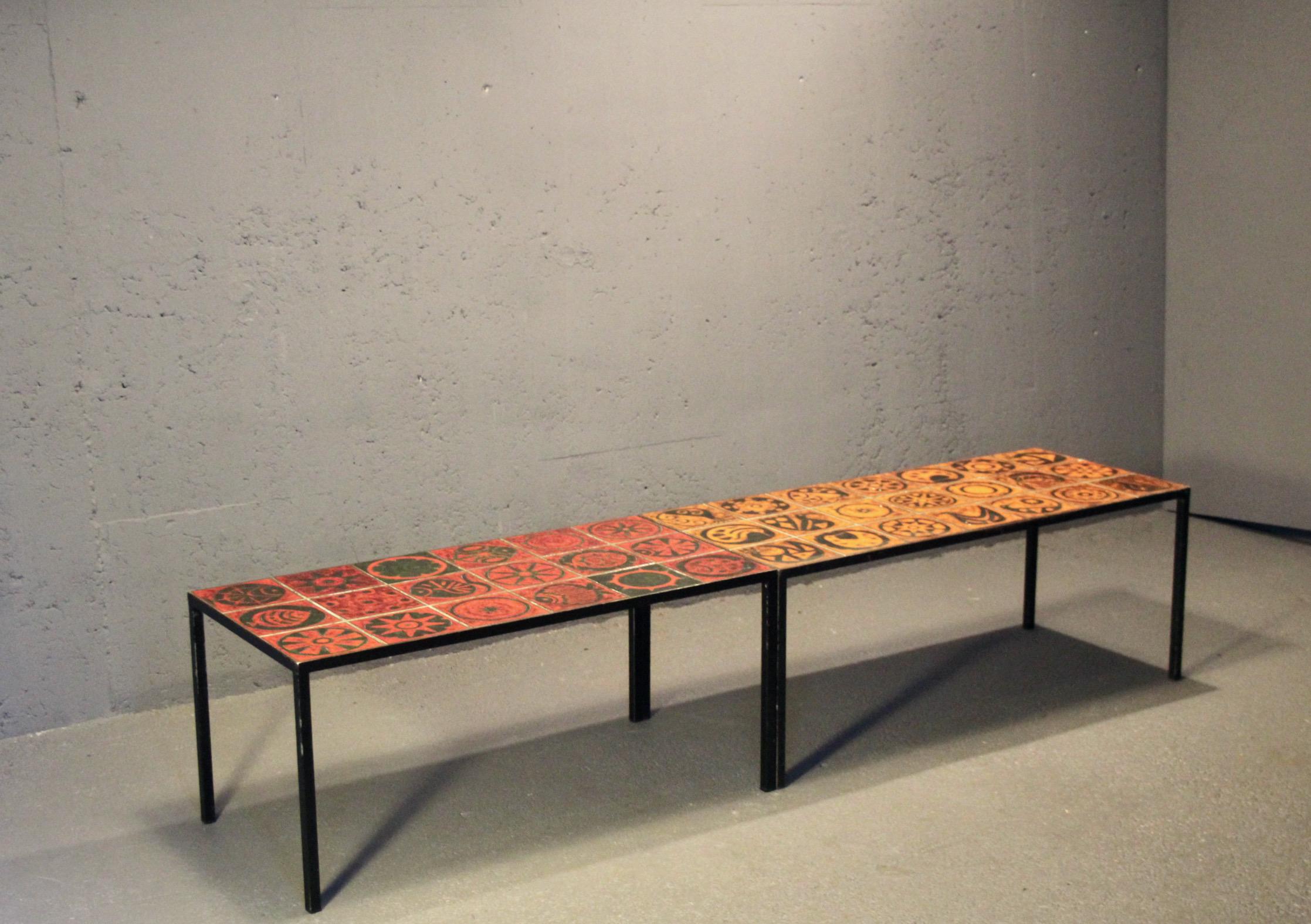 Français Table basse en céramique rouge et orange en vente