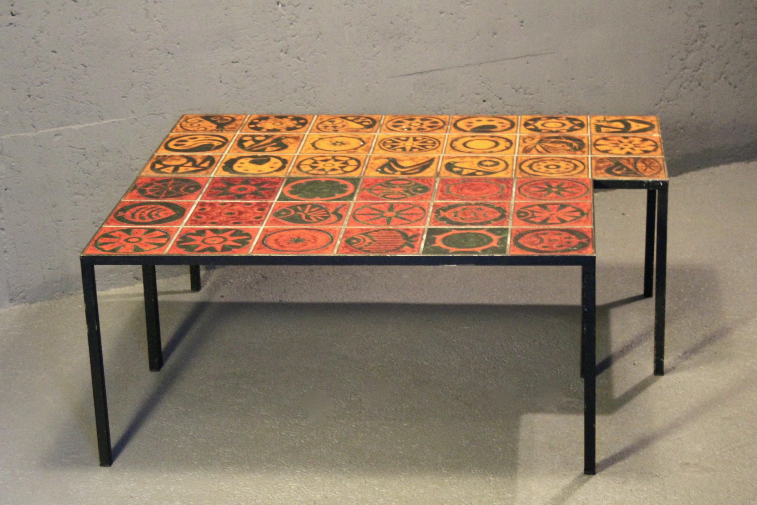 Table basse en céramique rouge et orange en vente 1