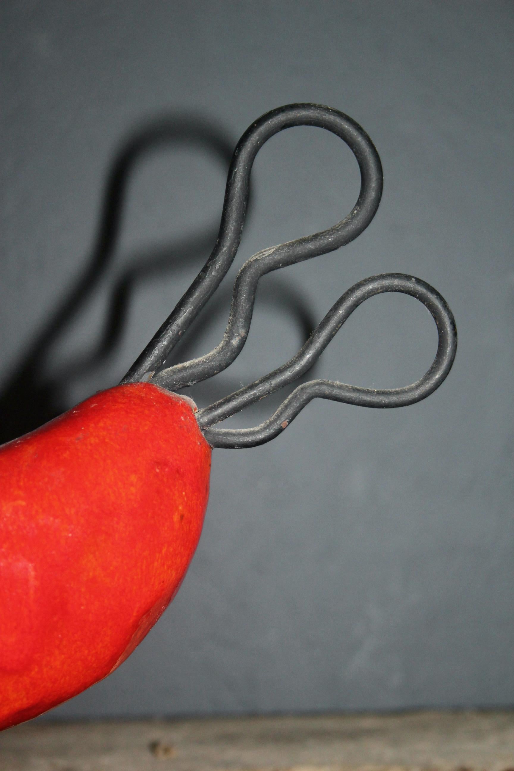 Suisse Sculpture d'oiseau rouge en céramique en vente