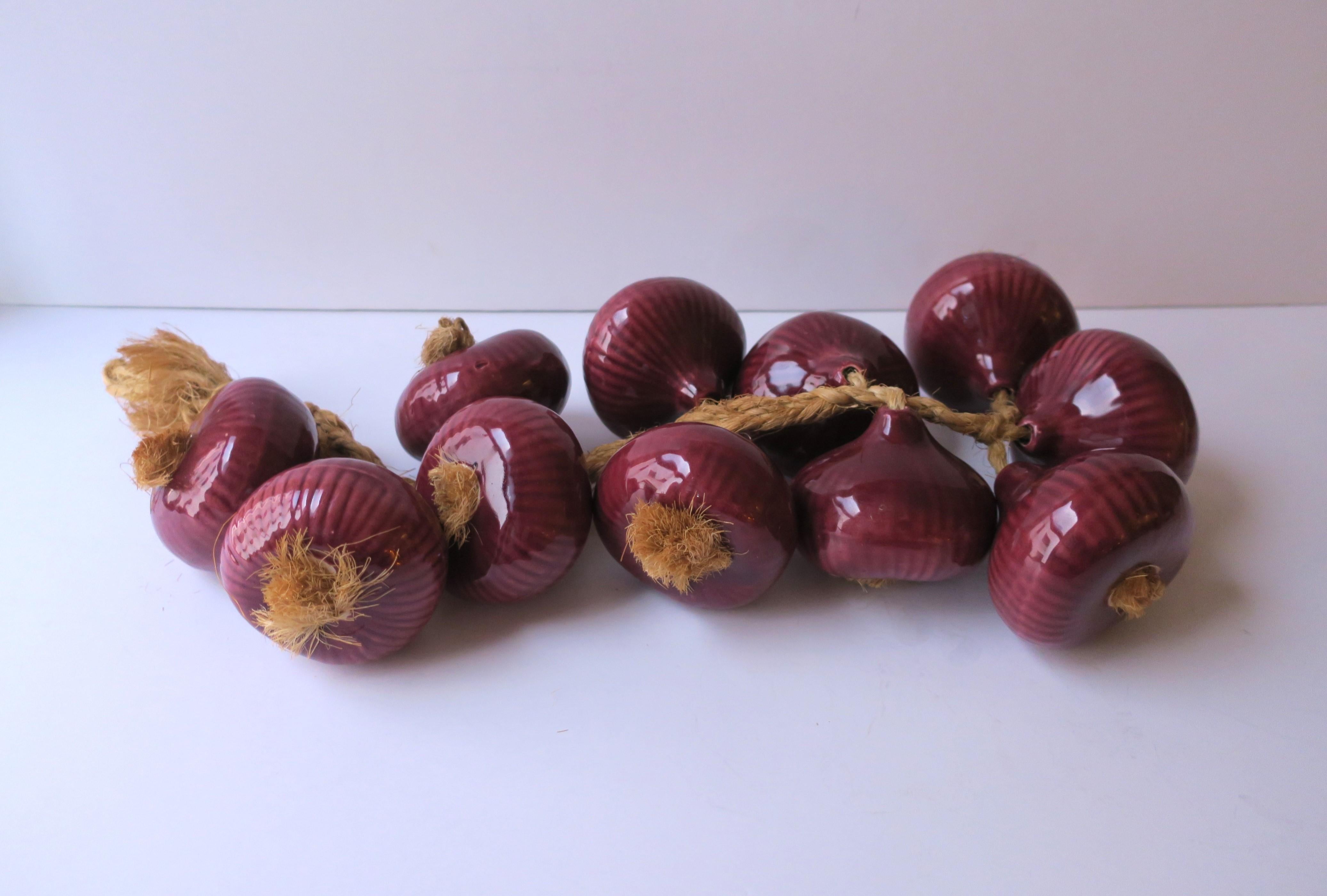 Rote Zwiebeln aus Keramik auf natürlichem Seil Trompe L'oeil im Zustand „Gut“ im Angebot in New York, NY