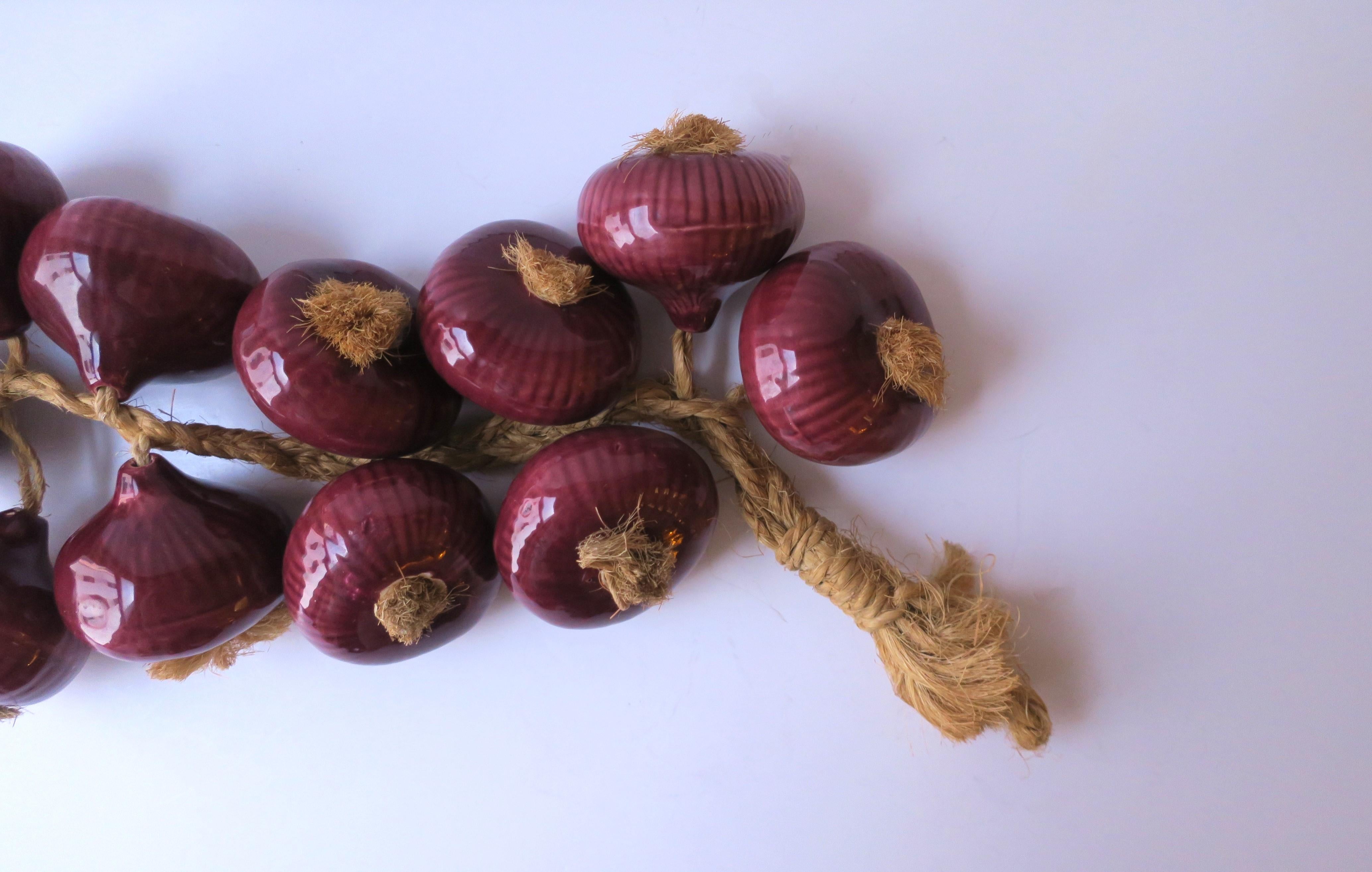 Rote Zwiebeln aus Keramik auf natürlichem Seil Trompe L'oeil im Angebot 1