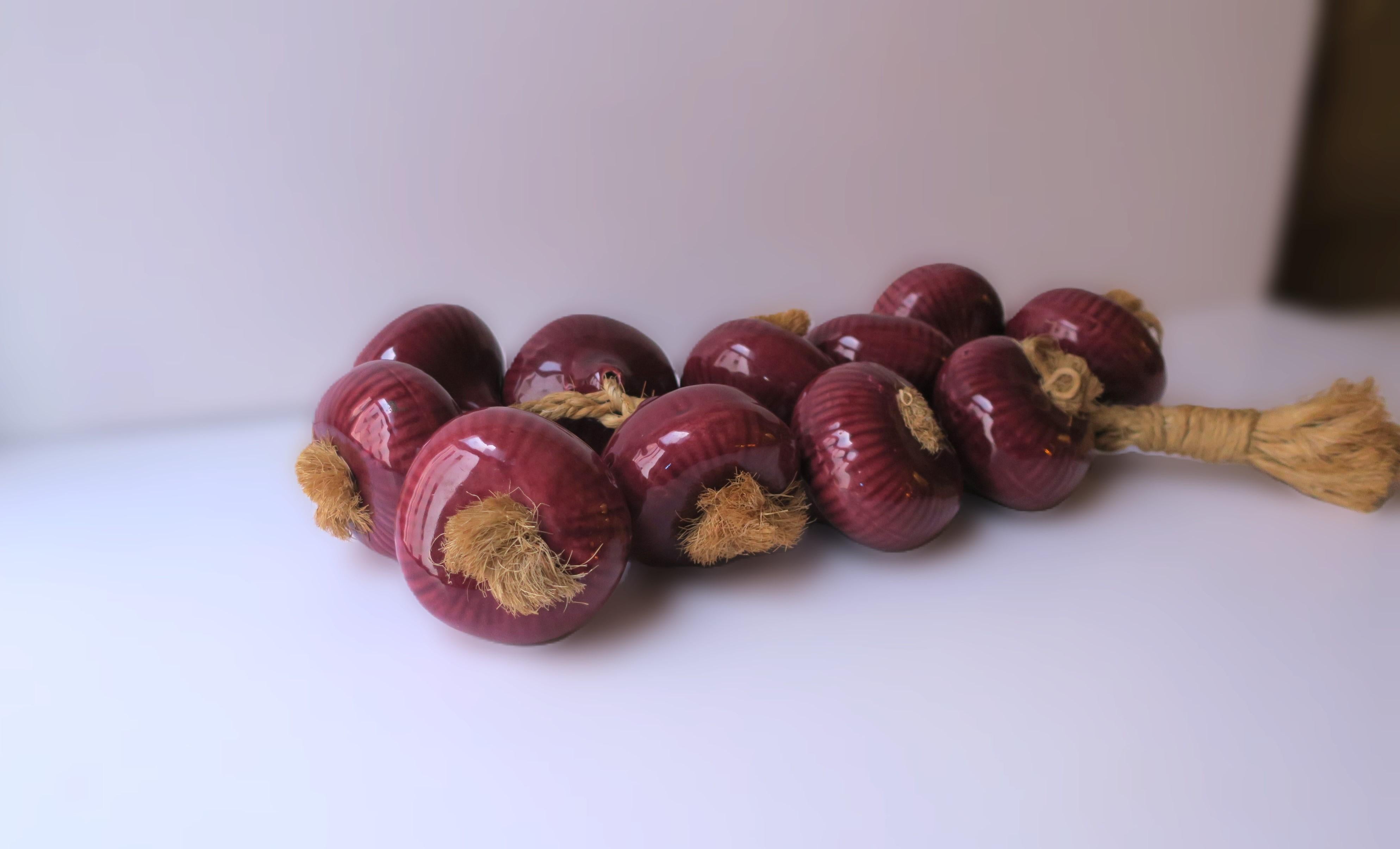 Rote Zwiebeln aus Keramik auf natürlichem Seil Trompe L'oeil im Angebot 2