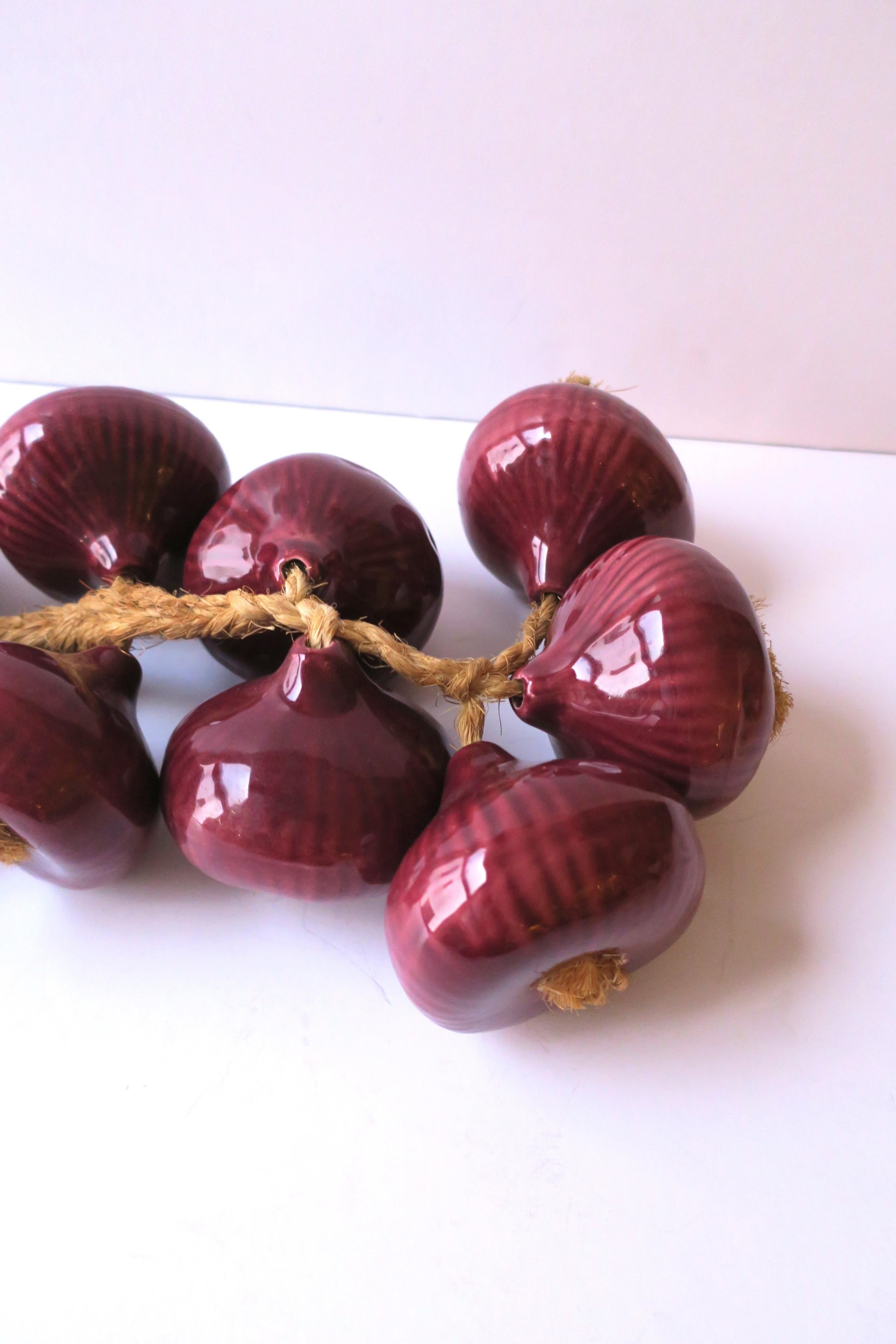 Rote Zwiebeln aus Keramik auf natürlichem Seil Trompe L'oeil im Angebot 3