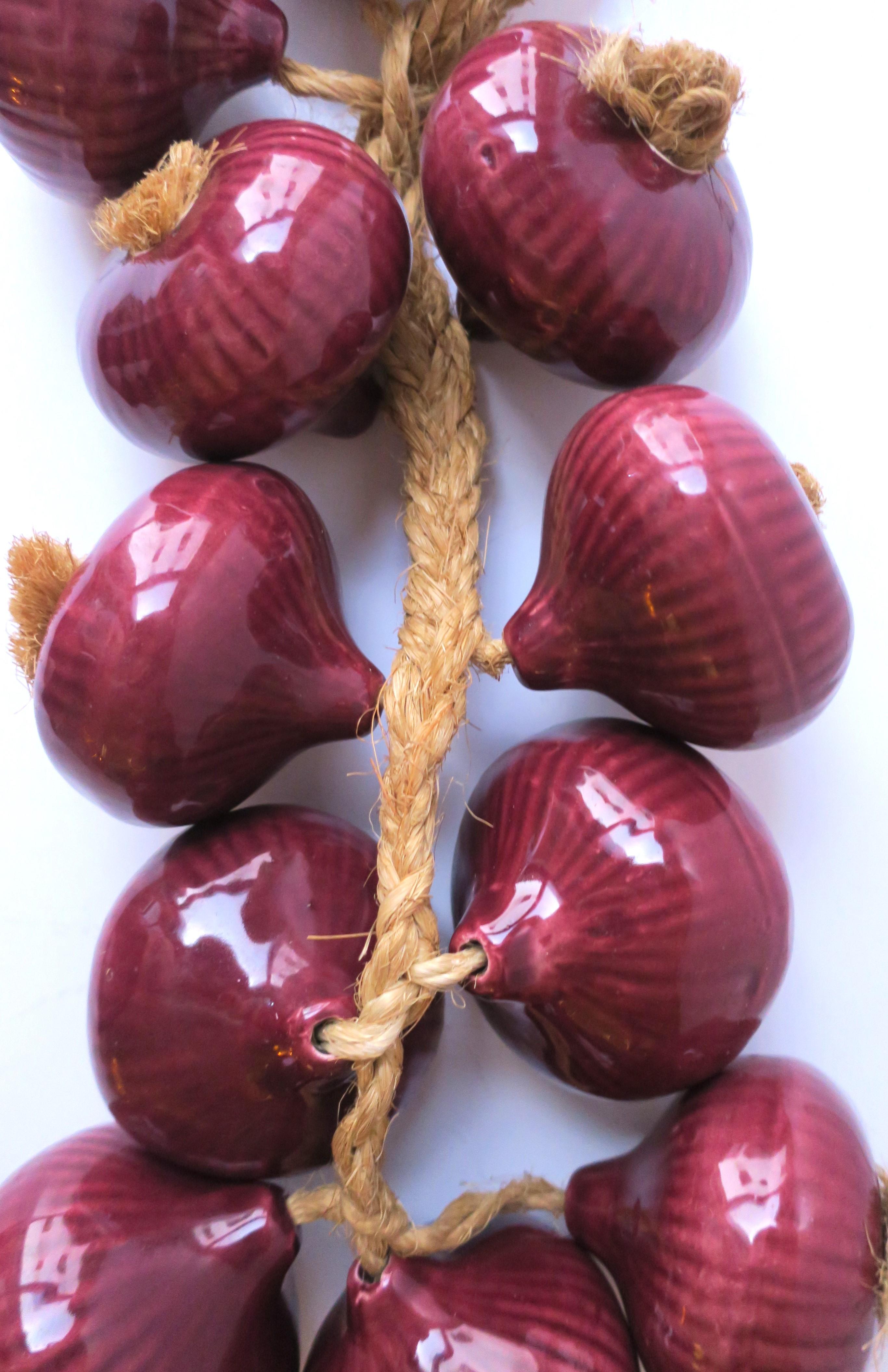 Rote Zwiebeln aus Keramik auf natürlichem Seil Trompe L'oeil im Angebot 4