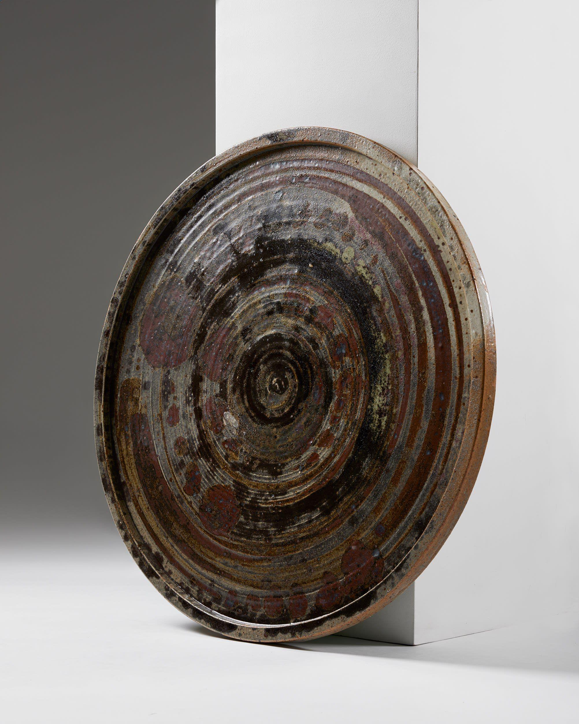 Relief en céramique de Tue Poulsen
Danemark, années 1960

Grès.


Diamètre : 73 cm / 2' 3 3/4''.
Profondeur : 5 cm / 2'