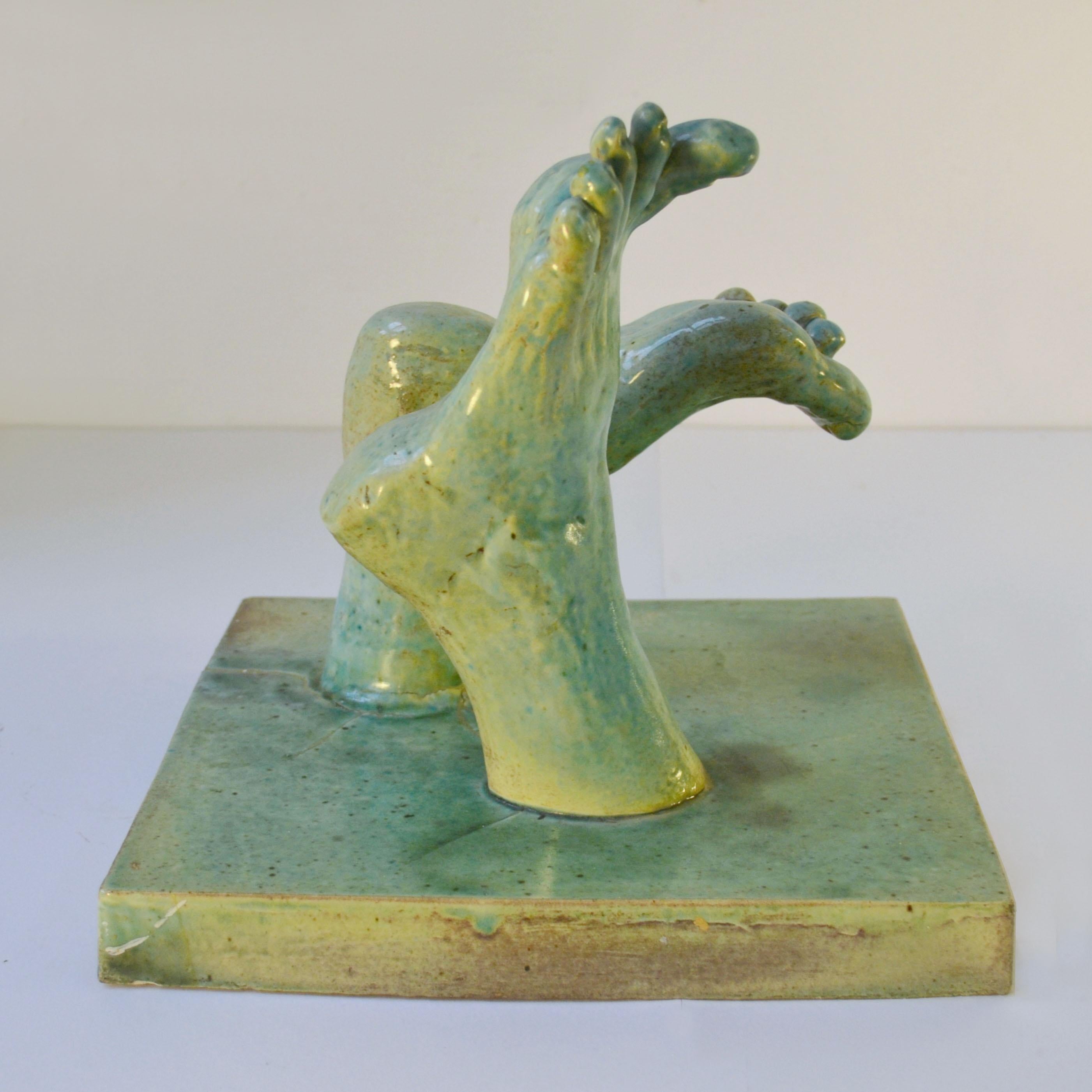 Européen carreaux en relief avec pieds sculptés émaillés verts en vente