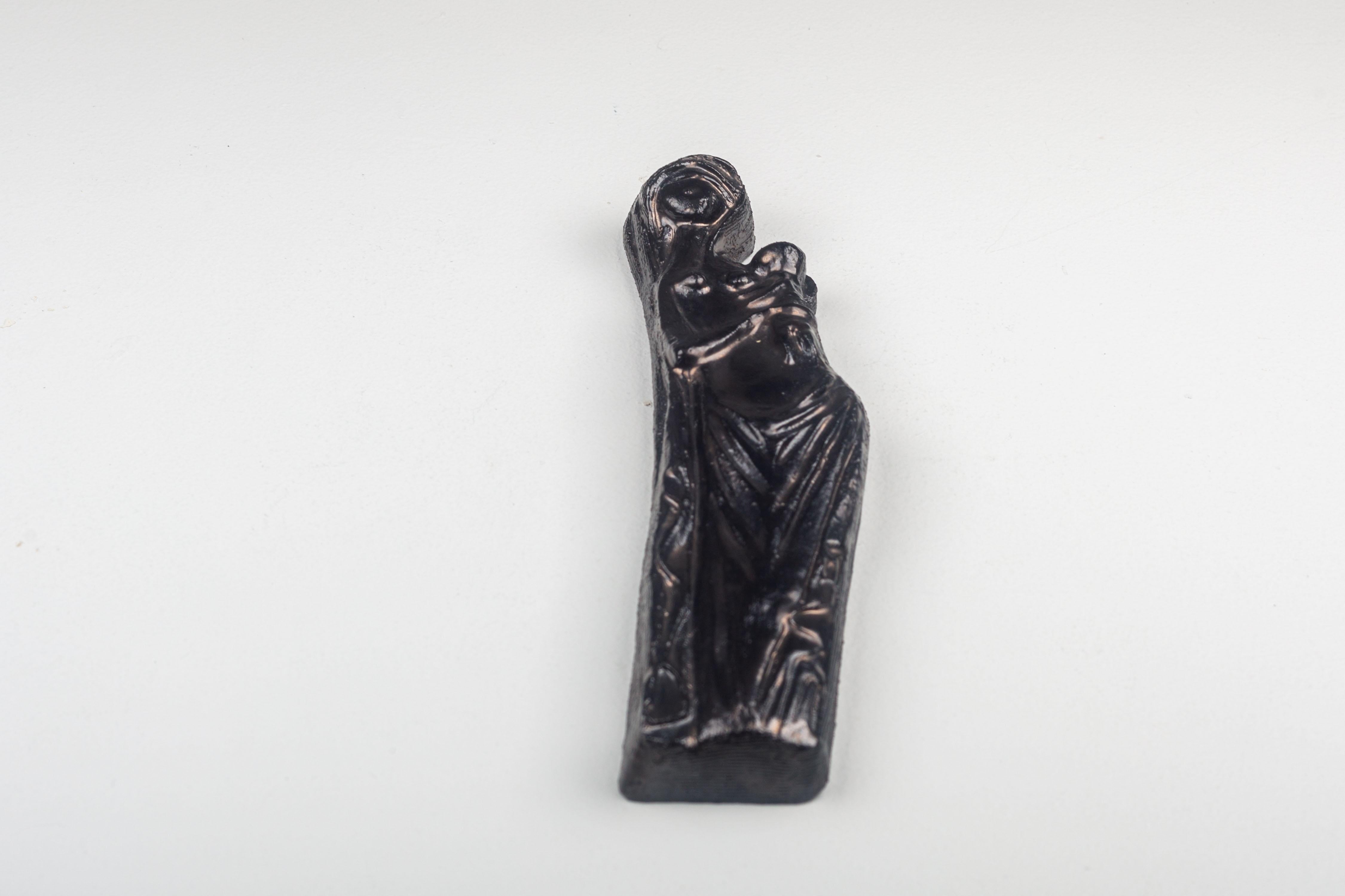 Religiöses Wandbild aus Keramik, Schwarz mit braunen Akzenten, Jungfrau Maria und Kind im Angebot 4