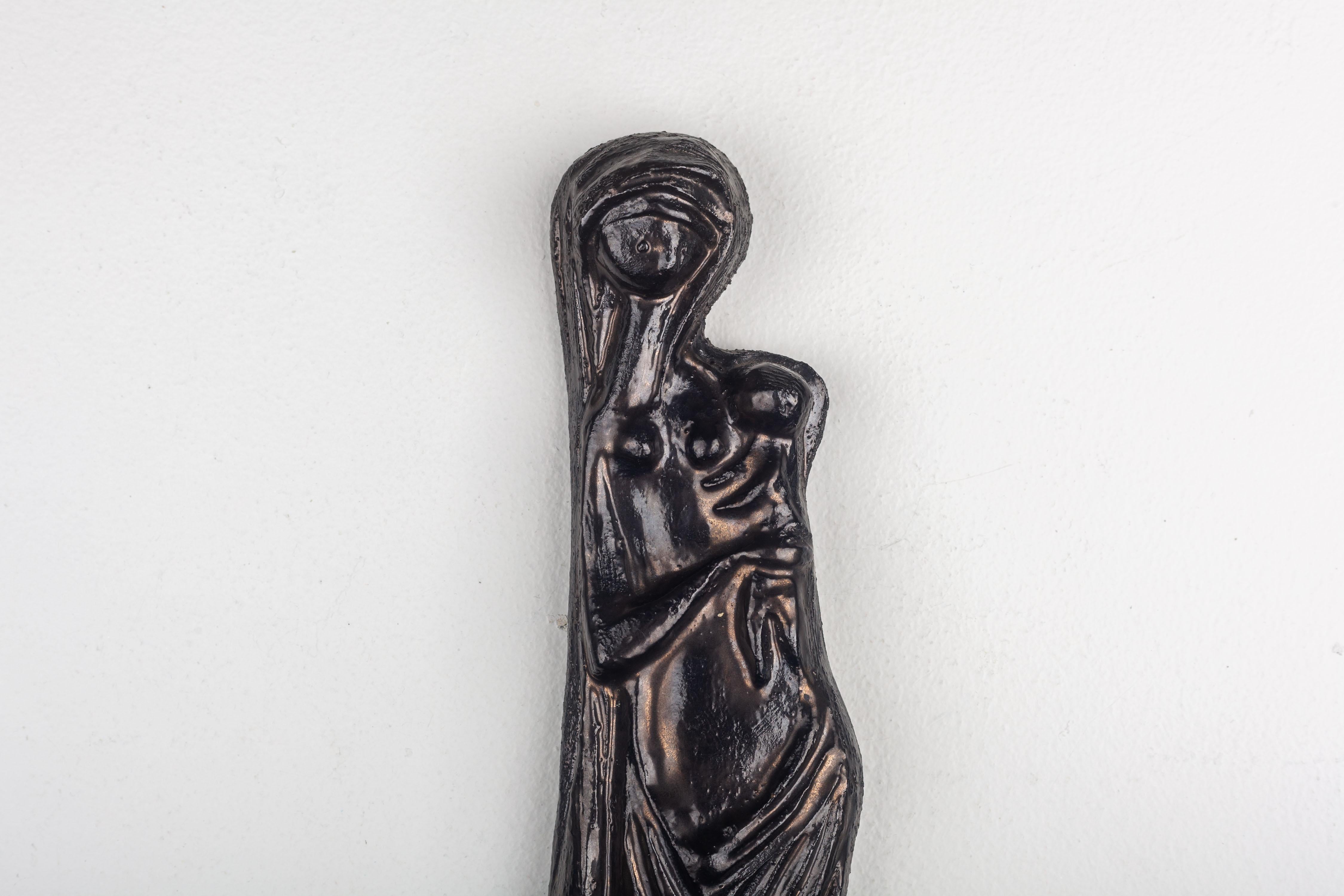 Religiöses Wandbild aus Keramik, Schwarz mit braunen Akzenten, Jungfrau Maria und Kind im Angebot 5