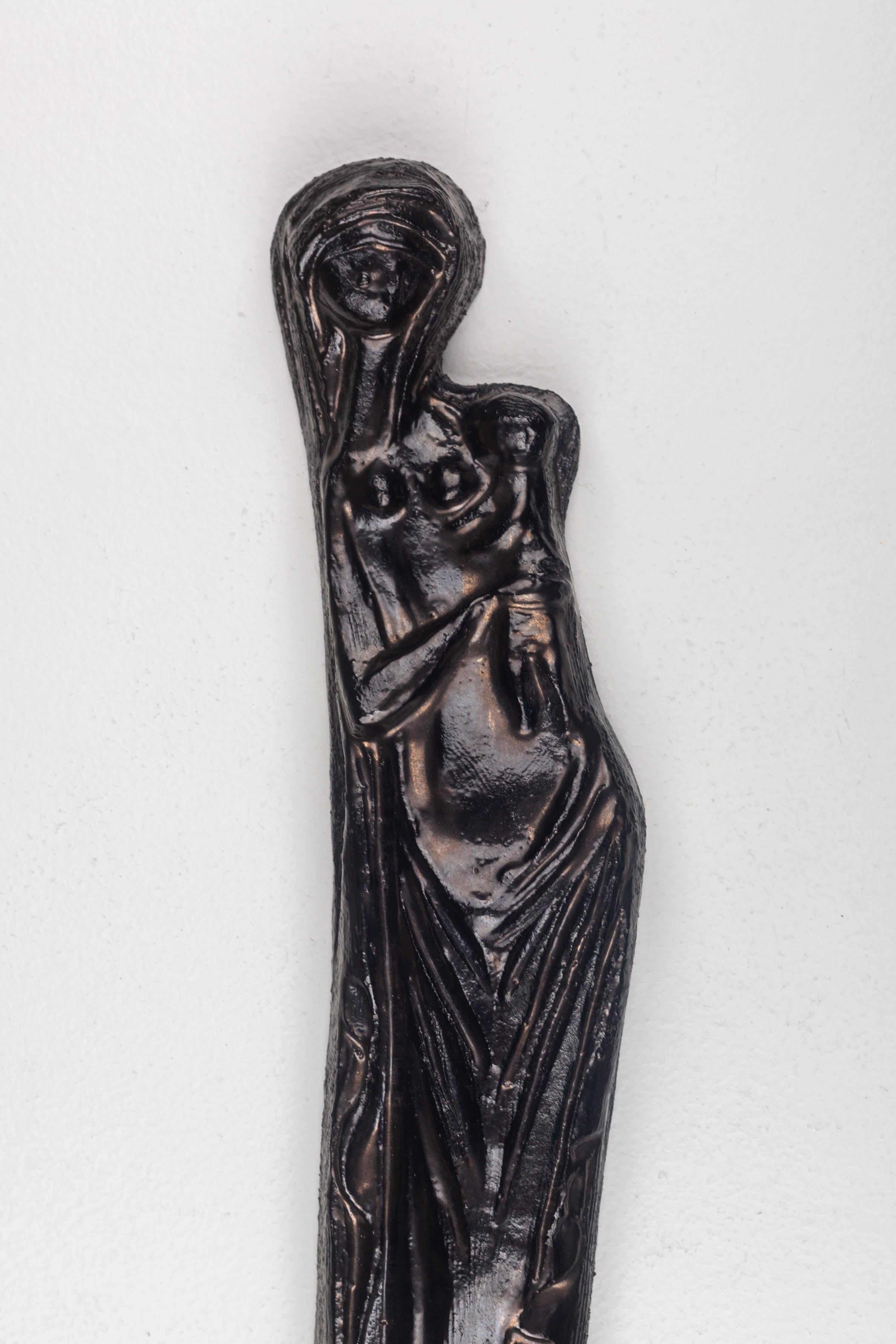 Religiöses Wandbild aus Keramik, Schwarz mit braunen Akzenten, Jungfrau Maria und Kind (Europäisch) im Angebot