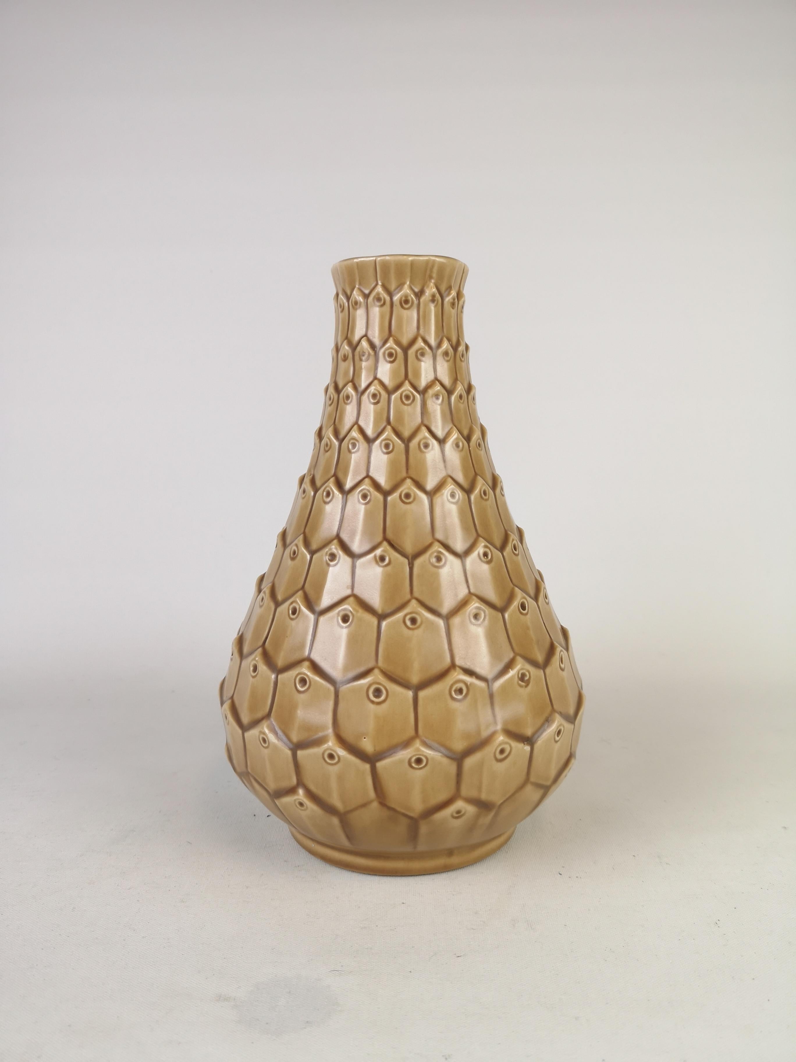 Vase en céramique avec des formes de peau de reptile, de forme et de glaçure merveilleuses. Fabriqué dans les années 1930-1940 à Bofajans et conçu par Ewald Dahlskog. 

Condition : Éraflures et usure à un ou deux endroits. Sinon, très bon