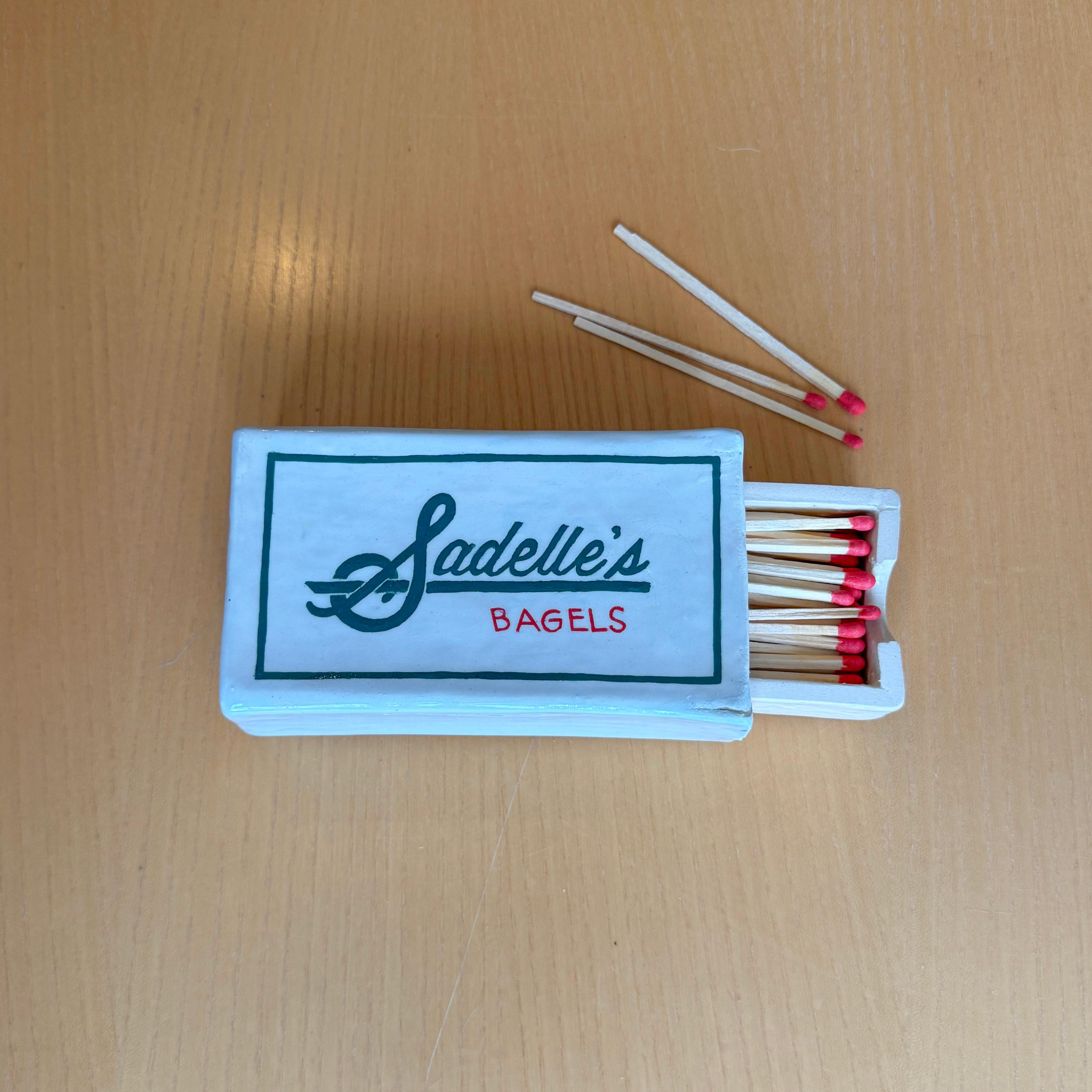 Américain Boîte d'allumettes de restaurant en céramique - Sadelles en vente