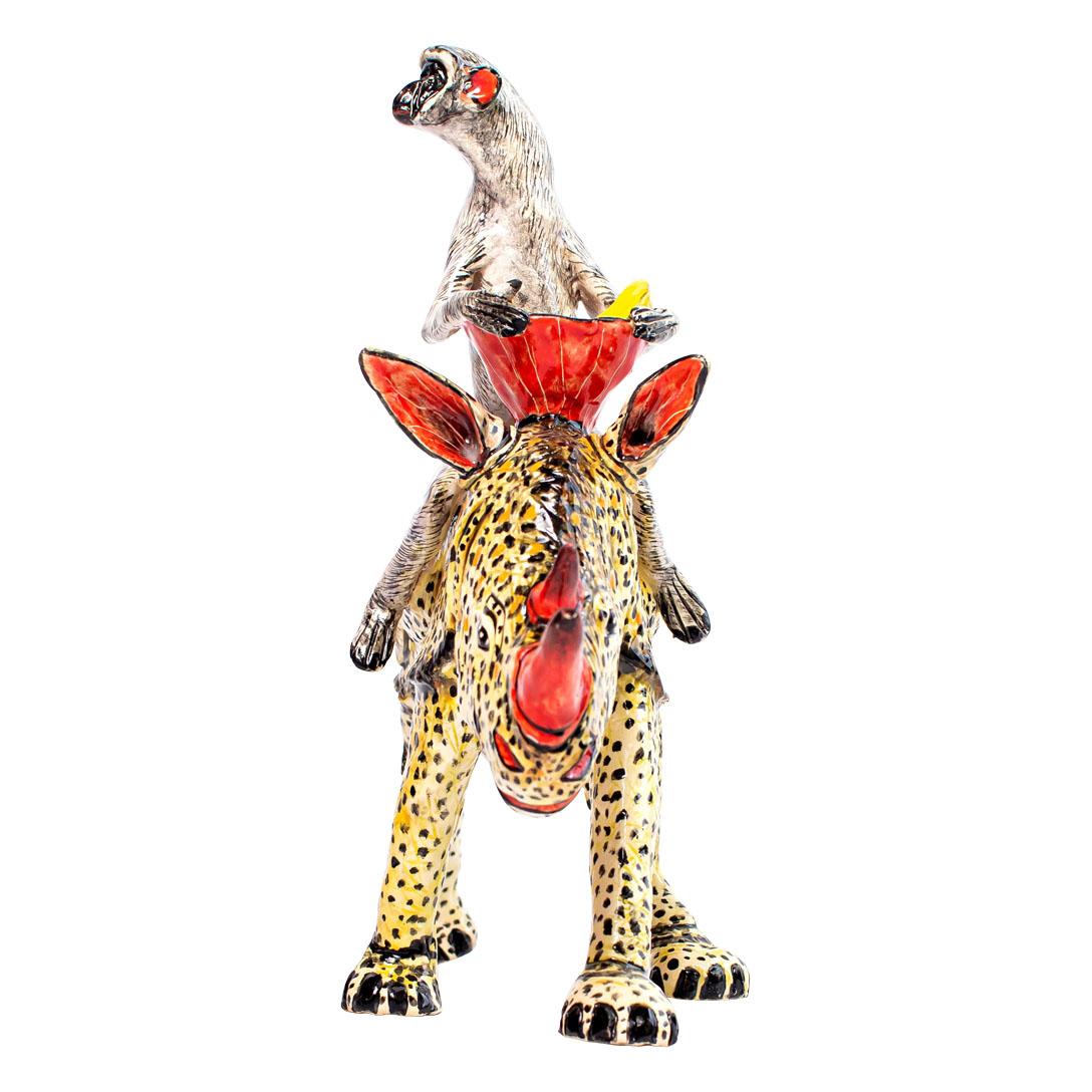 Das königliche Nashorn mit Leopardenfell und Affe aus Keramik, das von Zimele Ceramics in Südafrika hergestellt wird, ist ein auffälliges Stück aus der African Circus Kollektion. Dieses von Mpilo handgeformte und von Victor handbemalte Kunstwerk ist