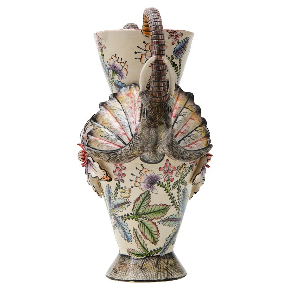 Ti presentiamo il vaso con manico di elefante, un pezzo straordinario realizzato dagli abili artigiani di Zimele Ceramics in Sudafrica. Questo vaso unico ha un'altezza di 14 pollici, una lunghezza di 12 pollici e una larghezza di 8 pollici, il che