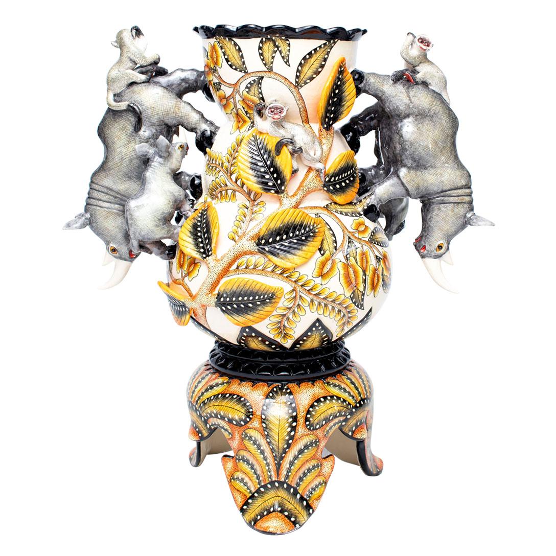 Vaso di rinoceronte dipinto a mano da Nozipho Ntshalintshali e scolpito da Motsamai Sello

Il vaso Rhino, una magnifica creazione di Love Art Ceramic, è un'impressionante testimonianza del ricco patrimonio artistico e della biodiversità del