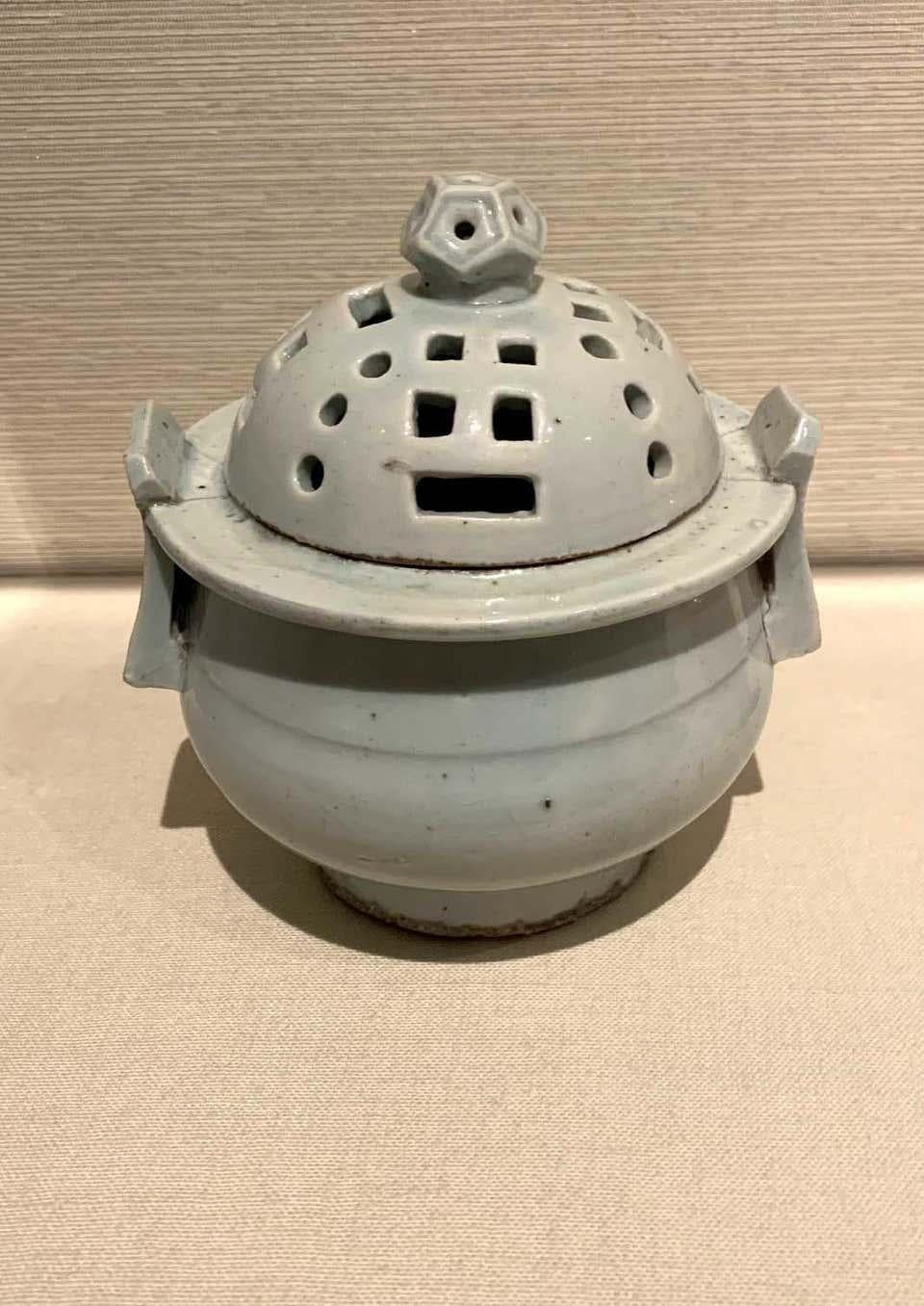 Korean white Porcelain Ritual Incense Burner with Bagua Pattern Joseon Dynasty For Sale 8