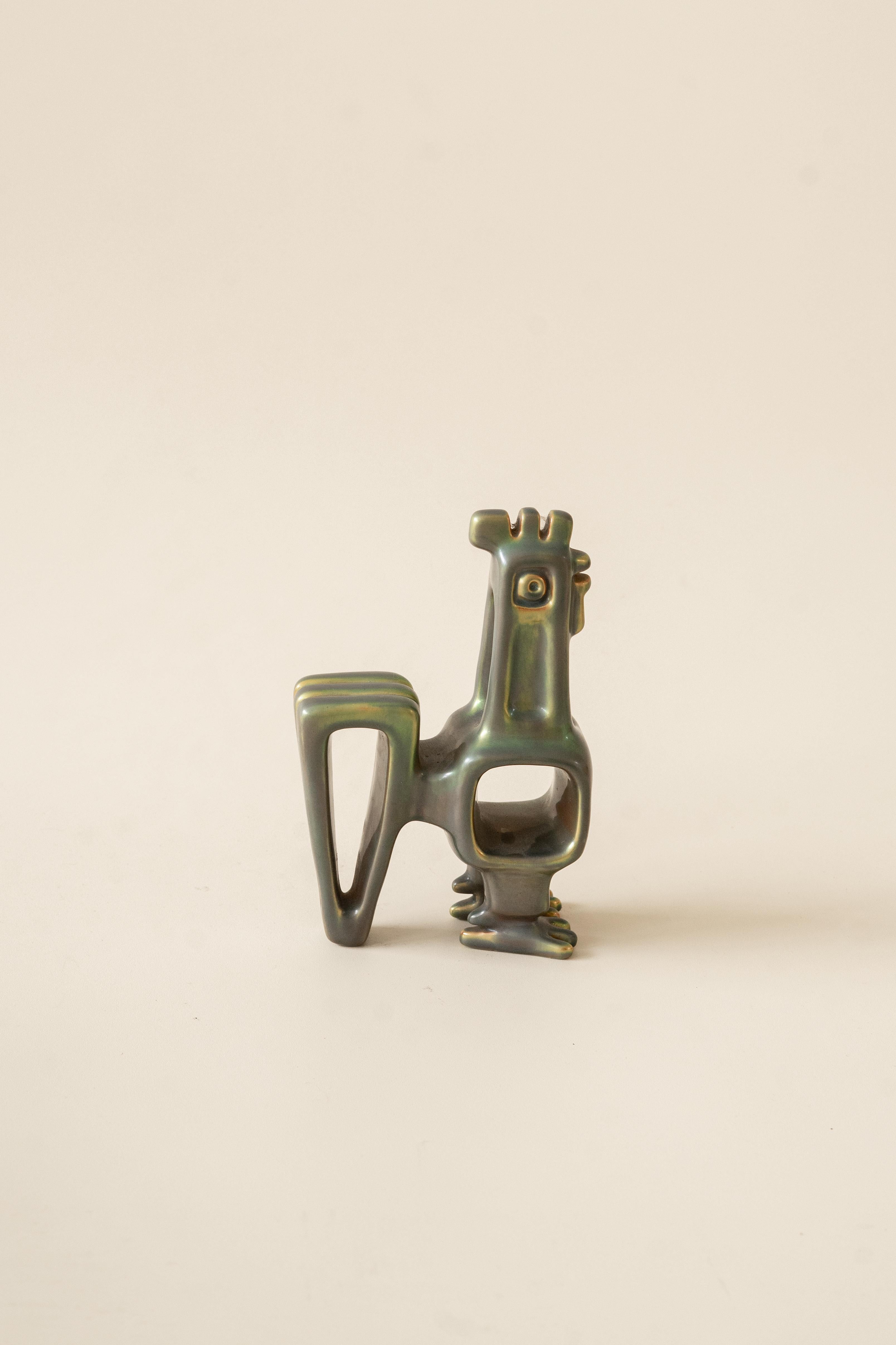 Disegnato da Judith Nandor per Zsolnay, un produttore di ceramiche tradizionali ungherese fondato nel 1953, questo pezzo esplora e reinterpreta le forme tradizionali incaiche, traducendole in un linguaggio estetico semplificato e contemporaneo. La