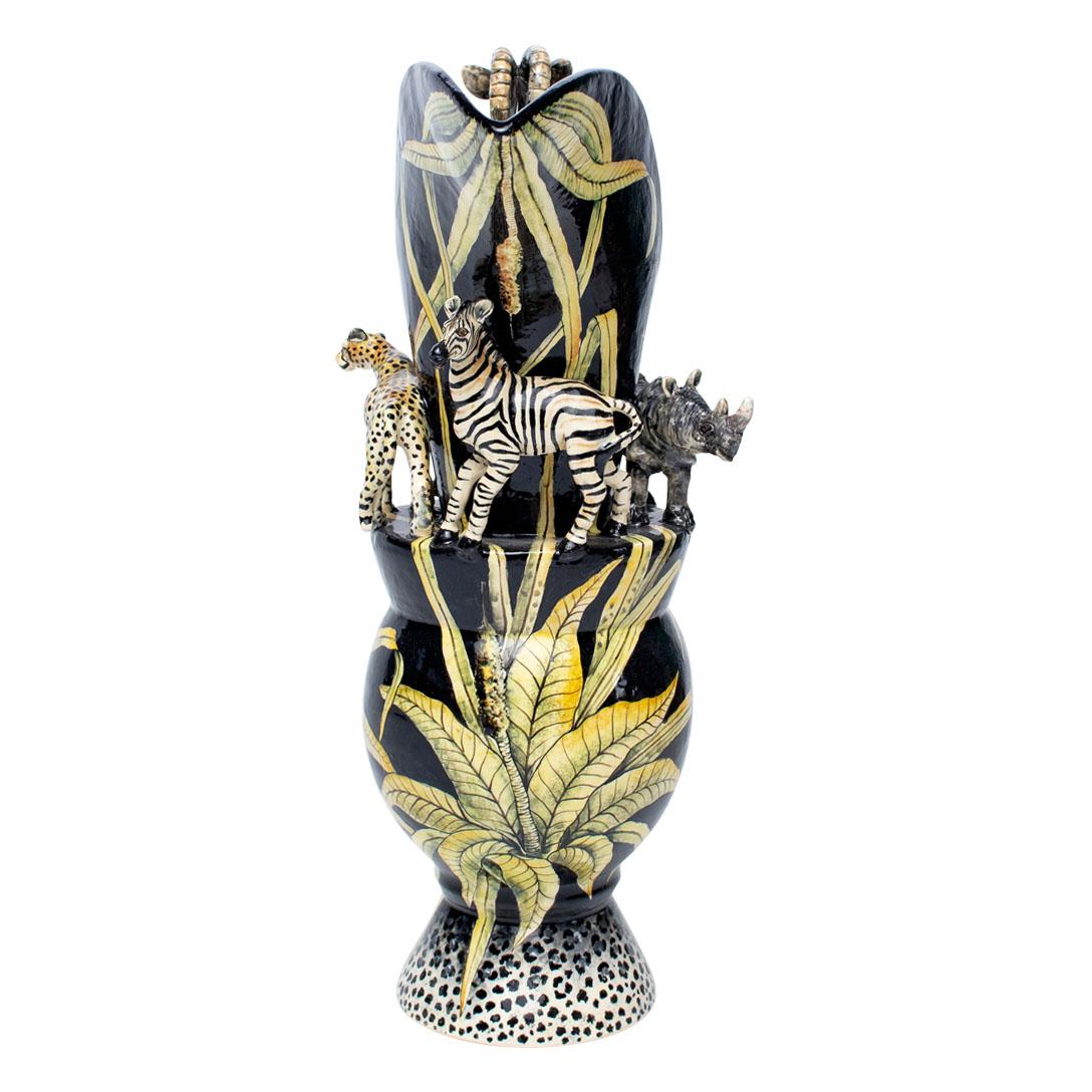 Brocca di zibellino
La brocca di zibellino è uno straordinario pezzo d'arte decorativa in ceramica che racchiude la bellezza della fauna selvatica del Sudafrica. Realizzata nel 2024 da Love Art Ceramic, questa splendida brocca mette in mostra il