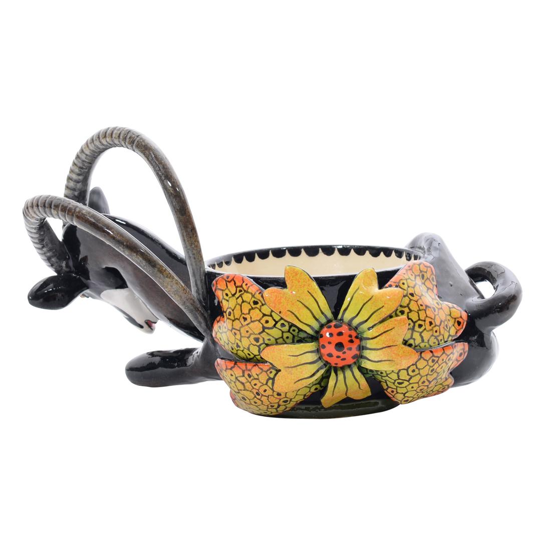 Ciotola di arachidi Sable
Dipinto a mano da Minenhle Nene, scolpito da Sbusiso Ndaba
Love Art Ceramic, Sudafrica, 2024

La Sable Peanut Bowl è una deliziosa celebrazione della fauna sudafricana, che incarna sia l'artigianato artistico che la