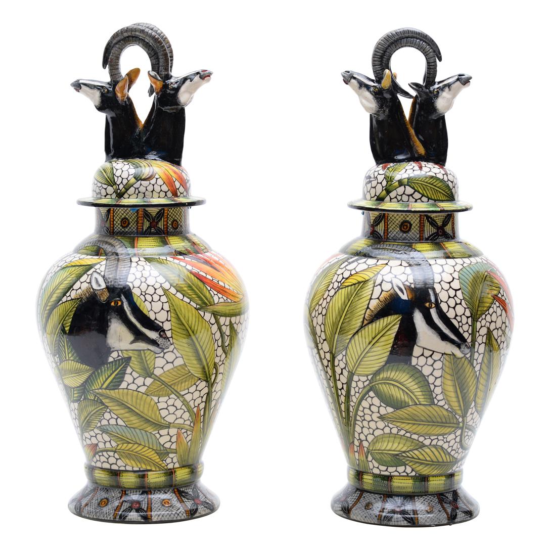 Sudafricano Urne di zibellino in ceramica  Coppia, fatta a mano in Sudafrica in vendita