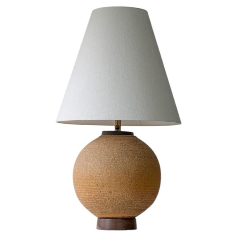 Lampada in ceramica sabbia e legno di noce, paralume neutro personalizzato di R. Houben